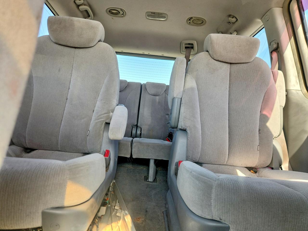 2007 Kia Sedona Base Silver vin: KNDMB233076172954