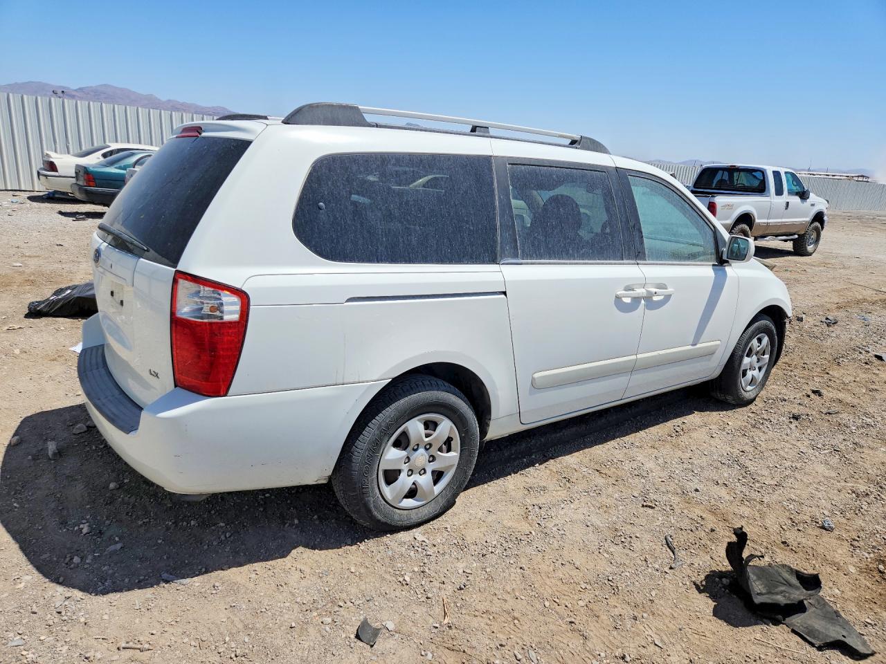 2007 Kia Sedona Base White vin: KNDMB233276111539