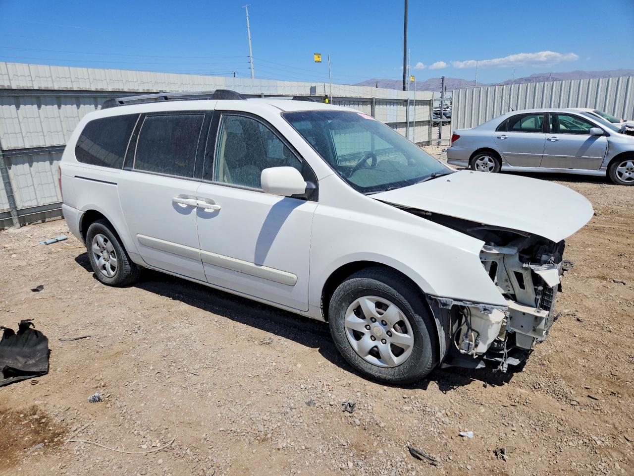 2007 Kia Sedona Base White vin: KNDMB233276111539