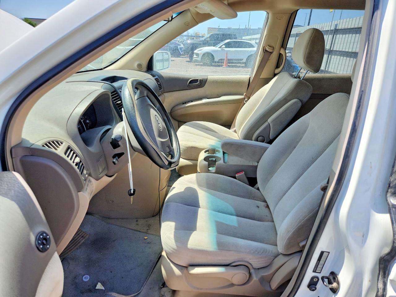 2007 Kia Sedona Base White vin: KNDMB233276111539