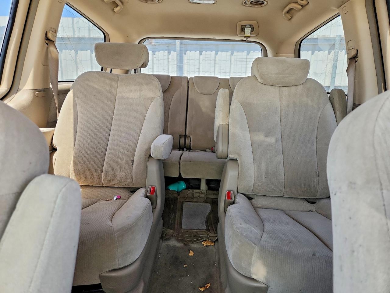 2007 Kia Sedona Base White vin: KNDMB233276111539