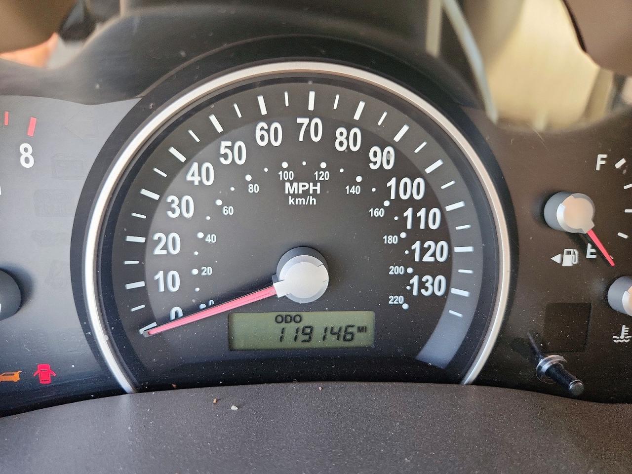 2007 Kia Sedona Base White vin: KNDMB233276111539
