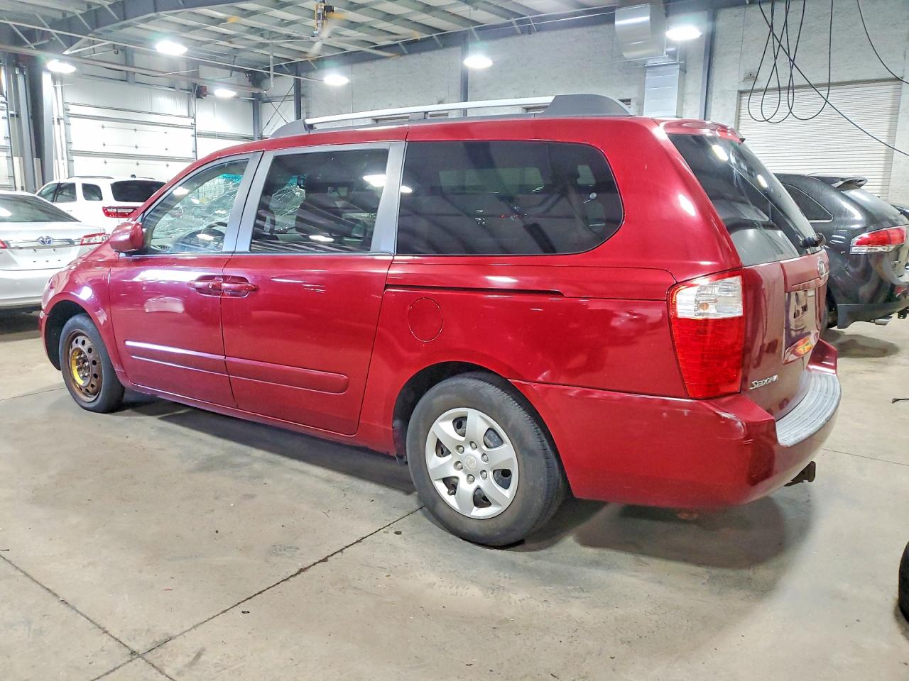 2007 Kia Sedona Base Maroon vin: KNDMB233376179493