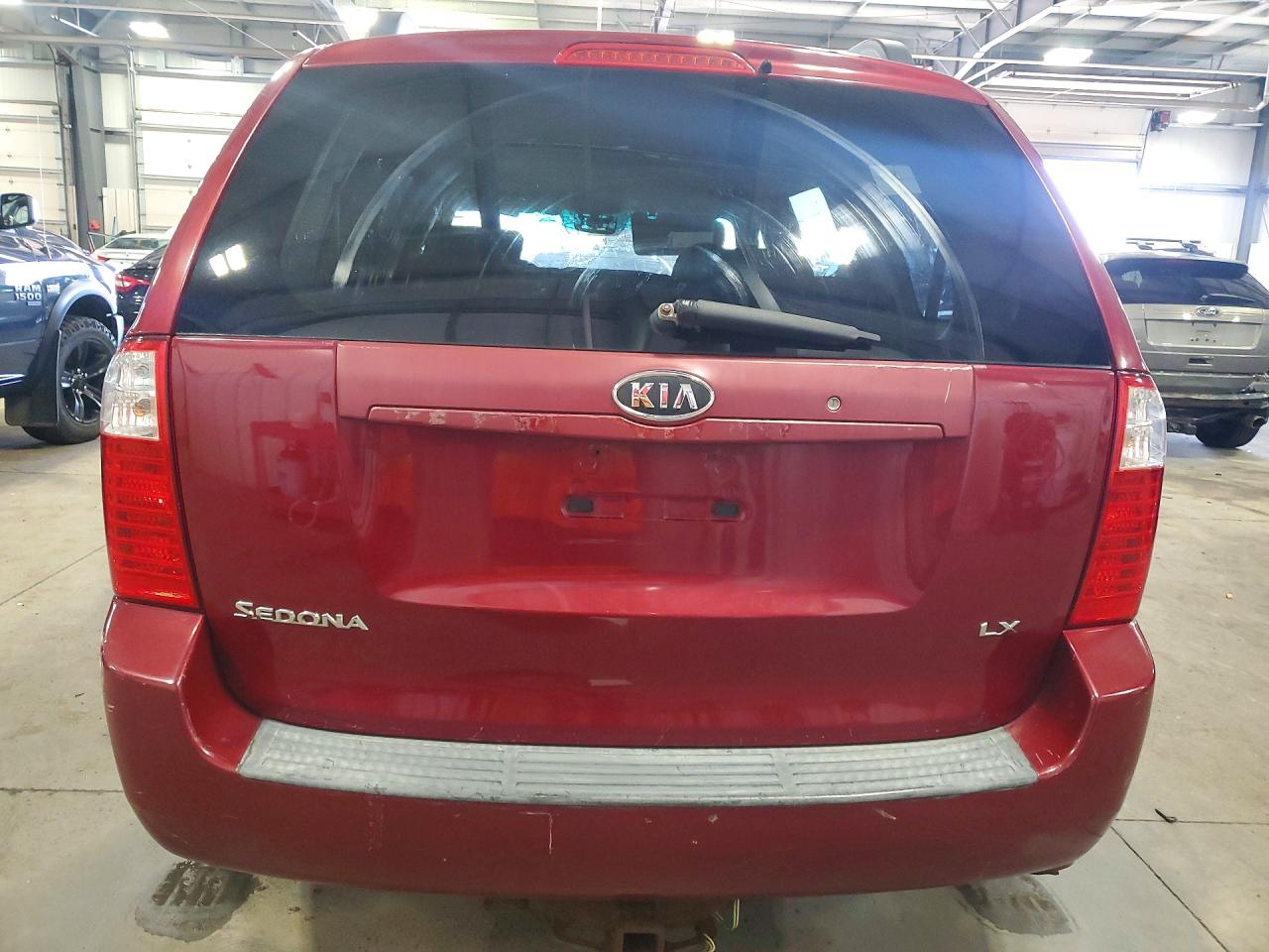 2007 Kia Sedona Base Maroon vin: KNDMB233376179493