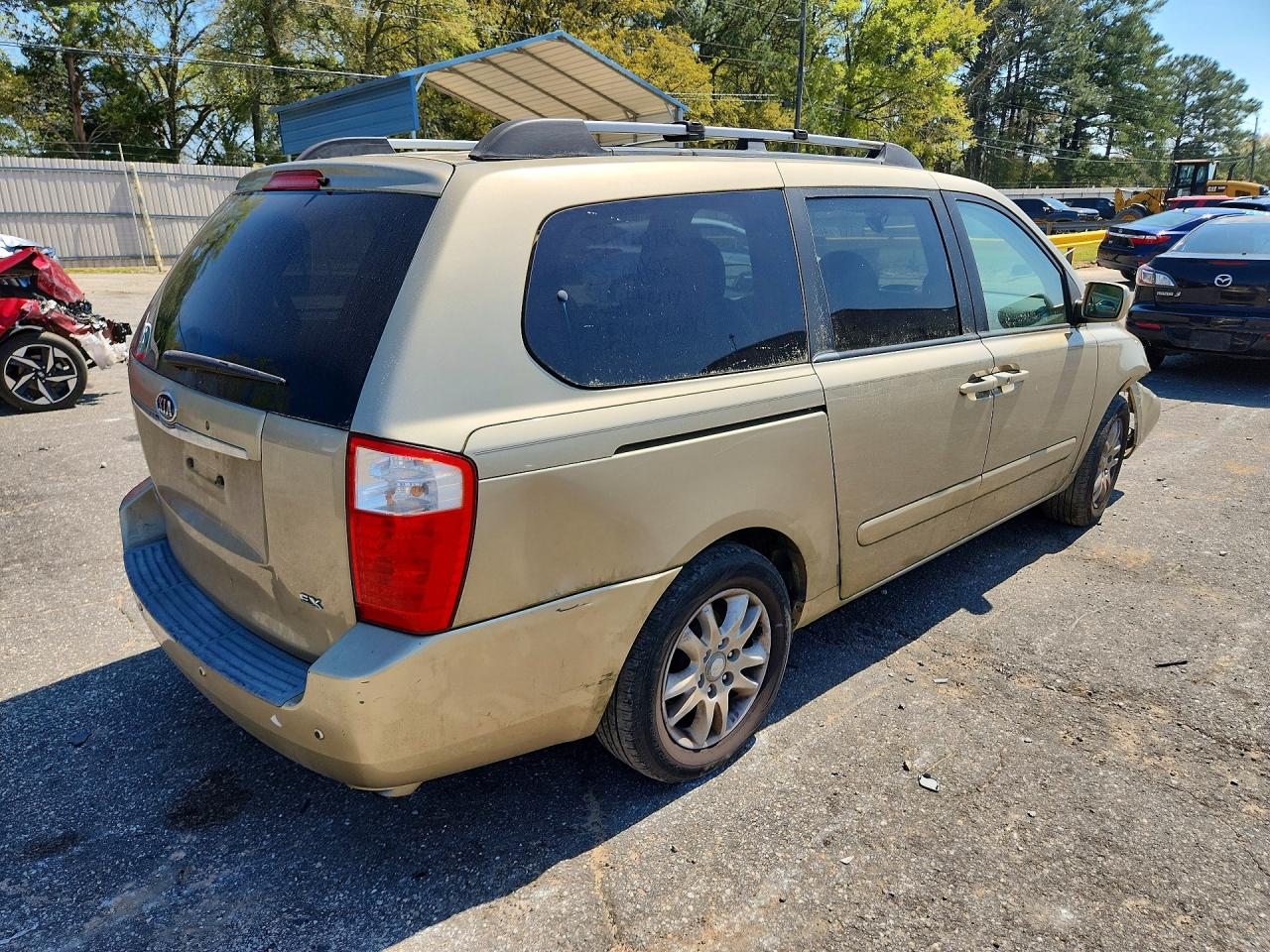 2006 Kia Sedona Gold vin: KNDMB233466063203