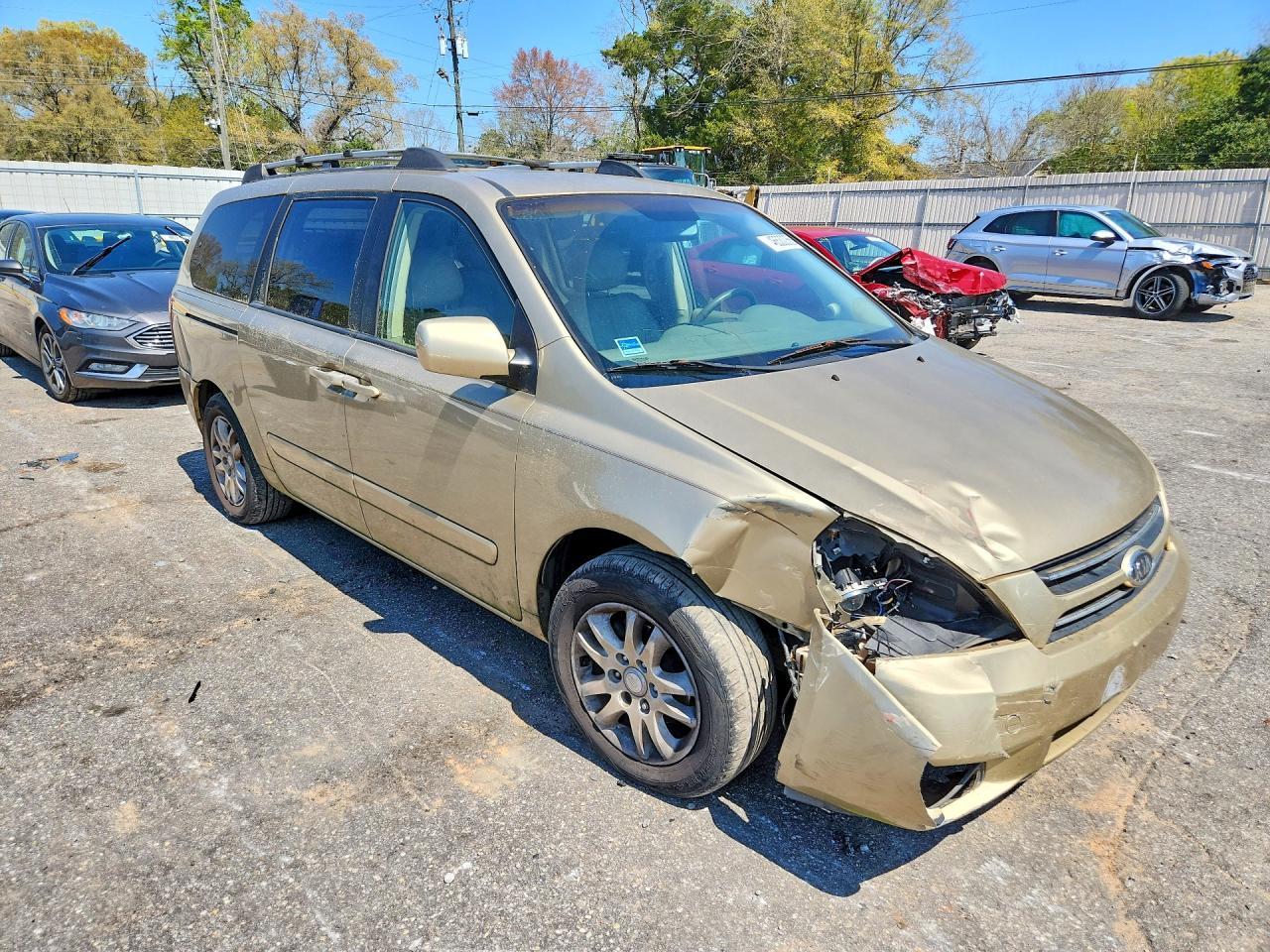 2006 Kia Sedona Gold vin: KNDMB233466063203