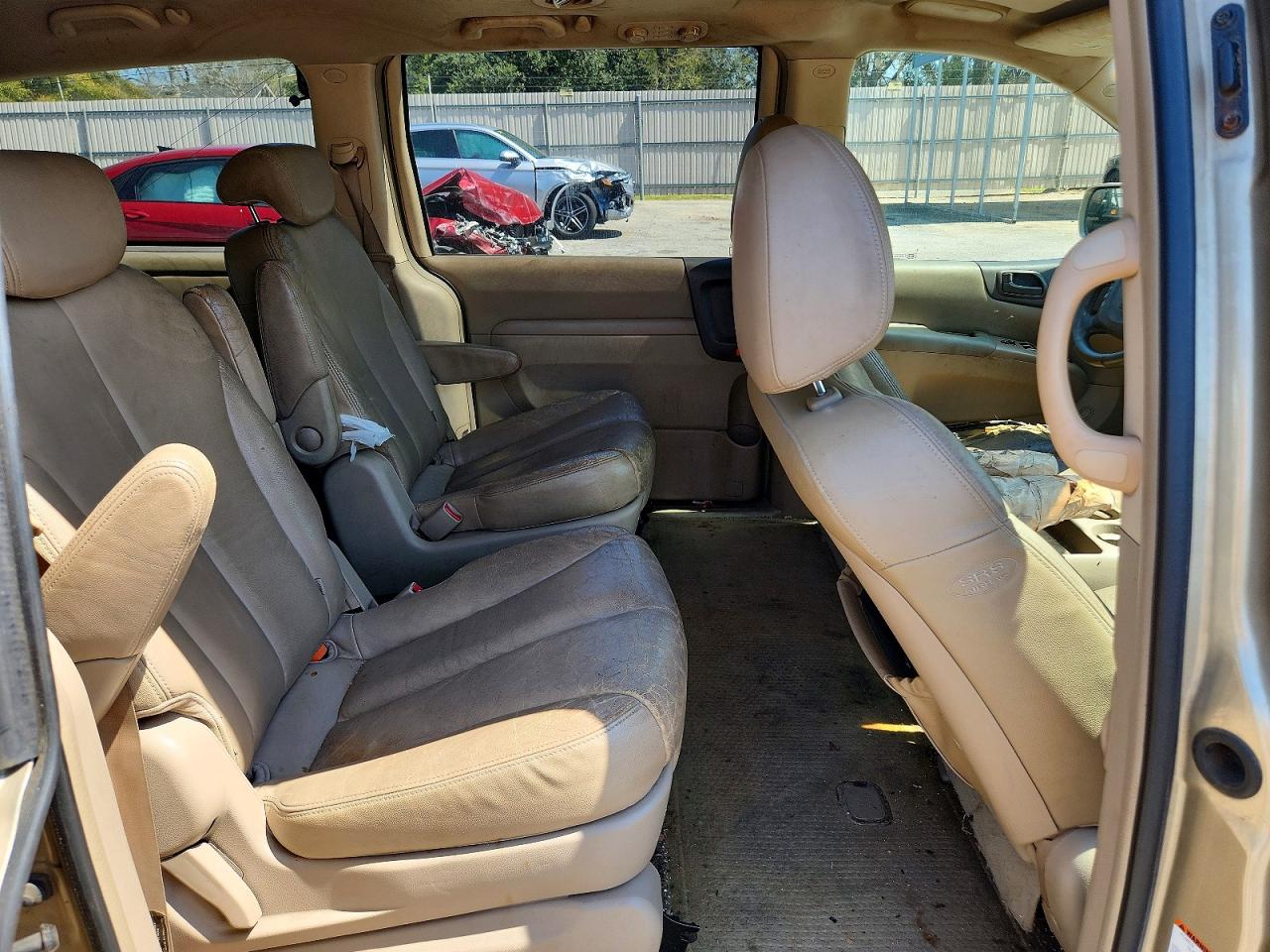 2006 Kia Sedona Gold vin: KNDMB233466063203