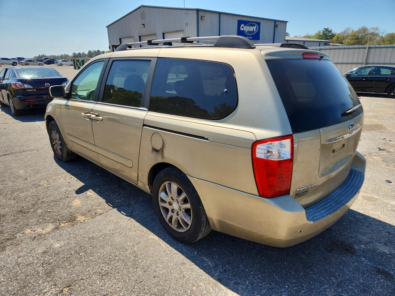 2006 Kia Sedona Gold vin: KNDMB233466063203