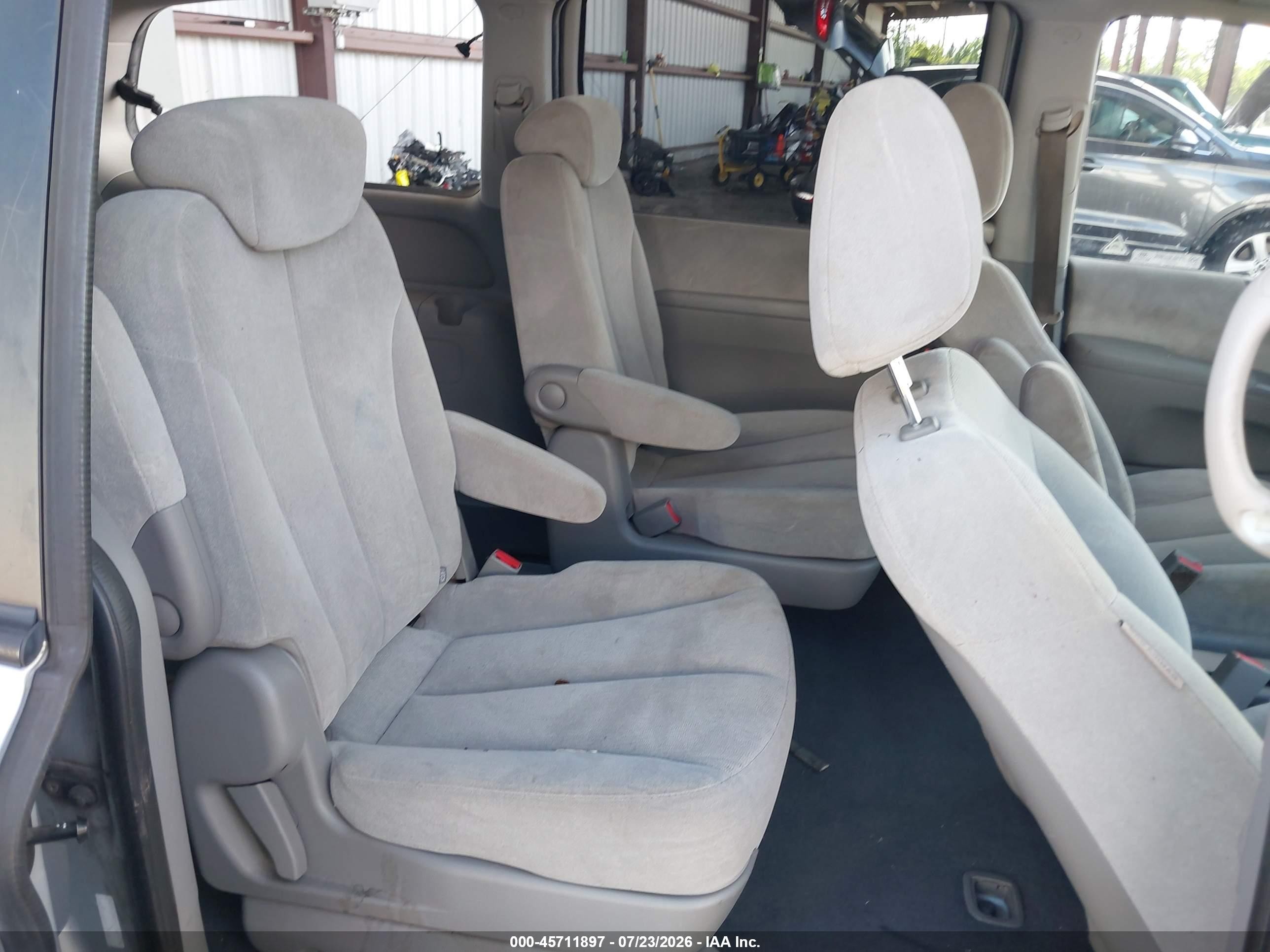 2008 Kia Sedona Lx Silver vin: KNDMB233586220708