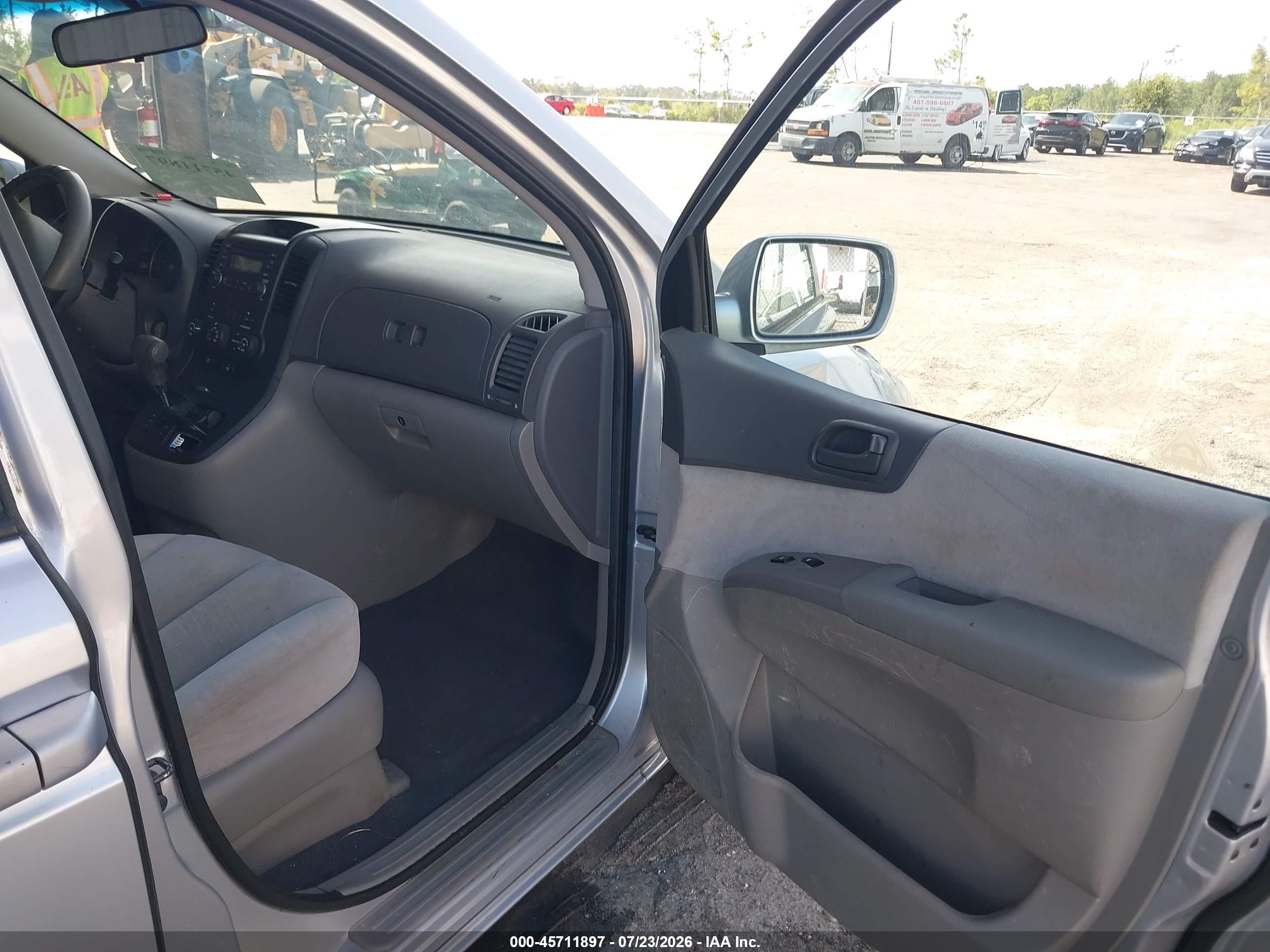 2008 Kia Sedona Lx Silver vin: KNDMB233586220708
