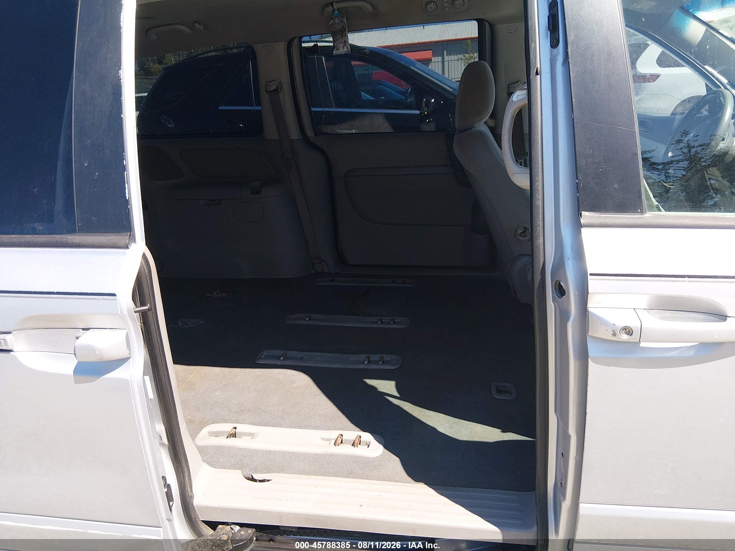 2008 Kia Sedona Lx Silver vin: KNDMB233586266930