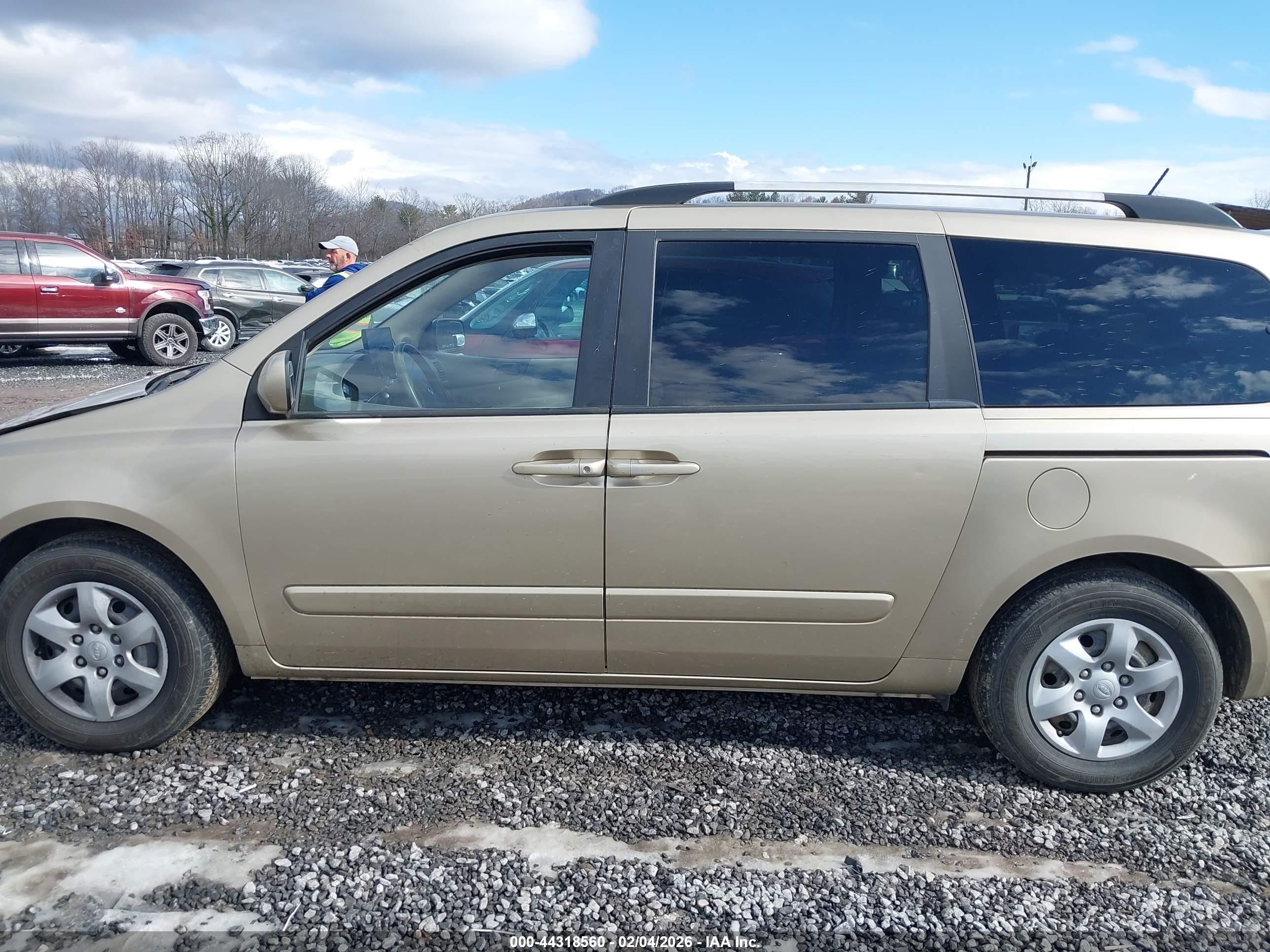 2009 Kia Sedona Lx Gold vin: KNDMB233596305128