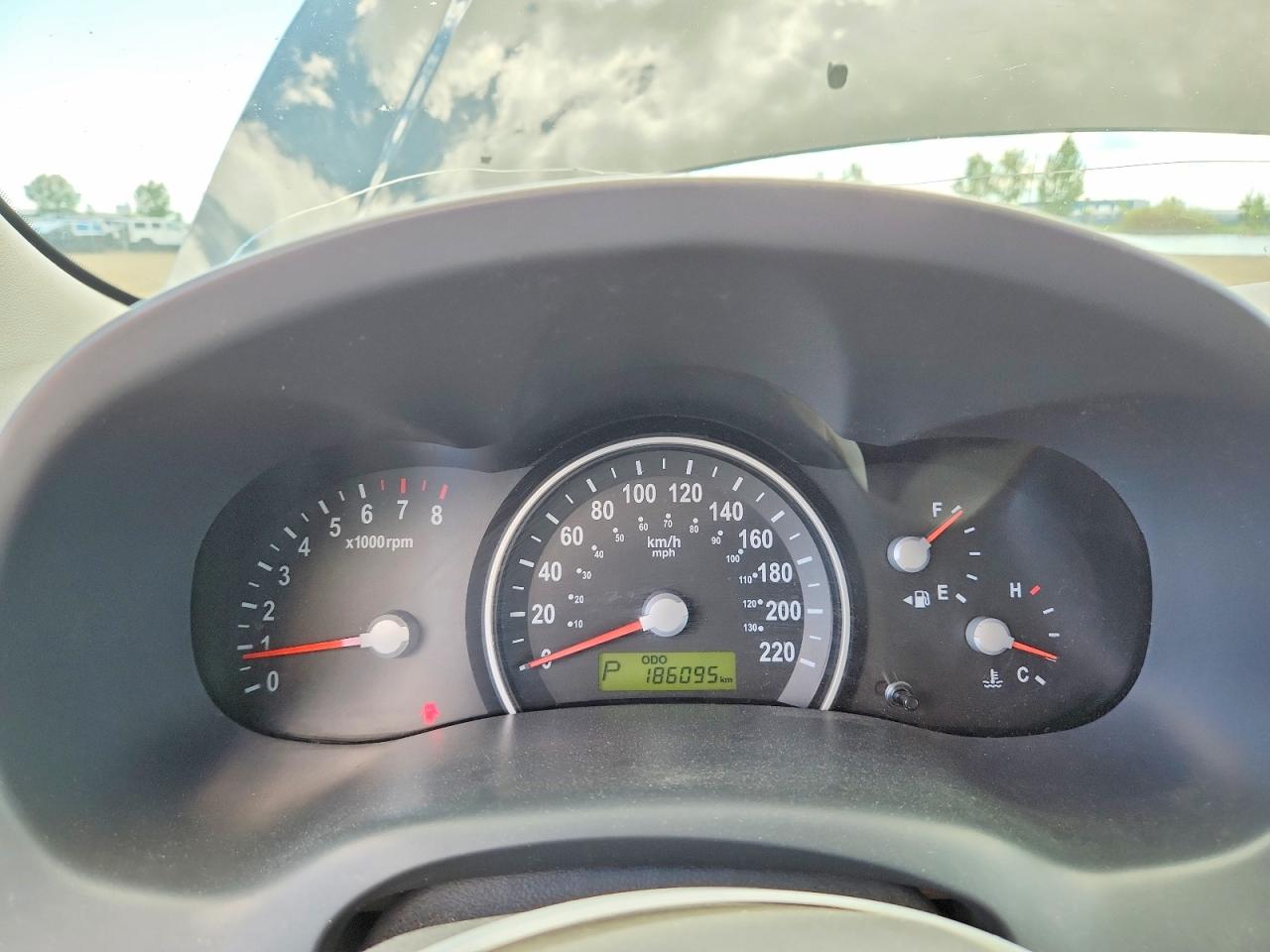 2007 Kia Sedona Base Black vin: KNDMB233976120755