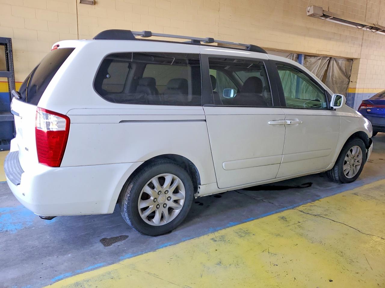 2007 Kia Sedona Base White vin: KNDMB233X76122787