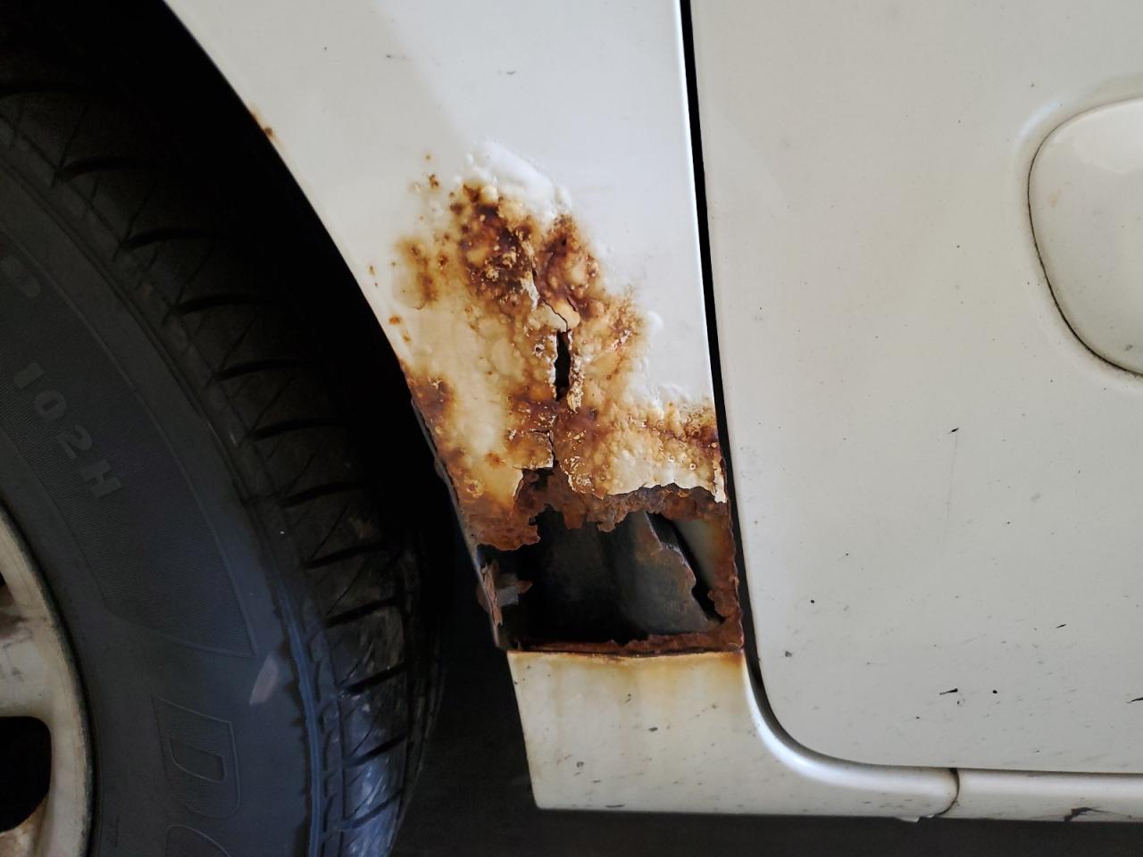 2007 Kia Sedona Base White vin: KNDMB233X76122787 Damage: Right Qtr Panel, Rust, 8 To 9 Inches