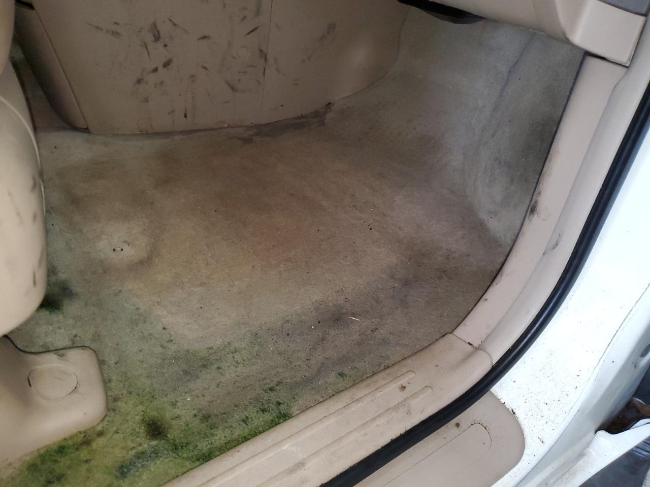 2007 Kia Sedona Base White vin: KNDMB233X76122787 Damage: Right Front Carpet, Stained, Permanent