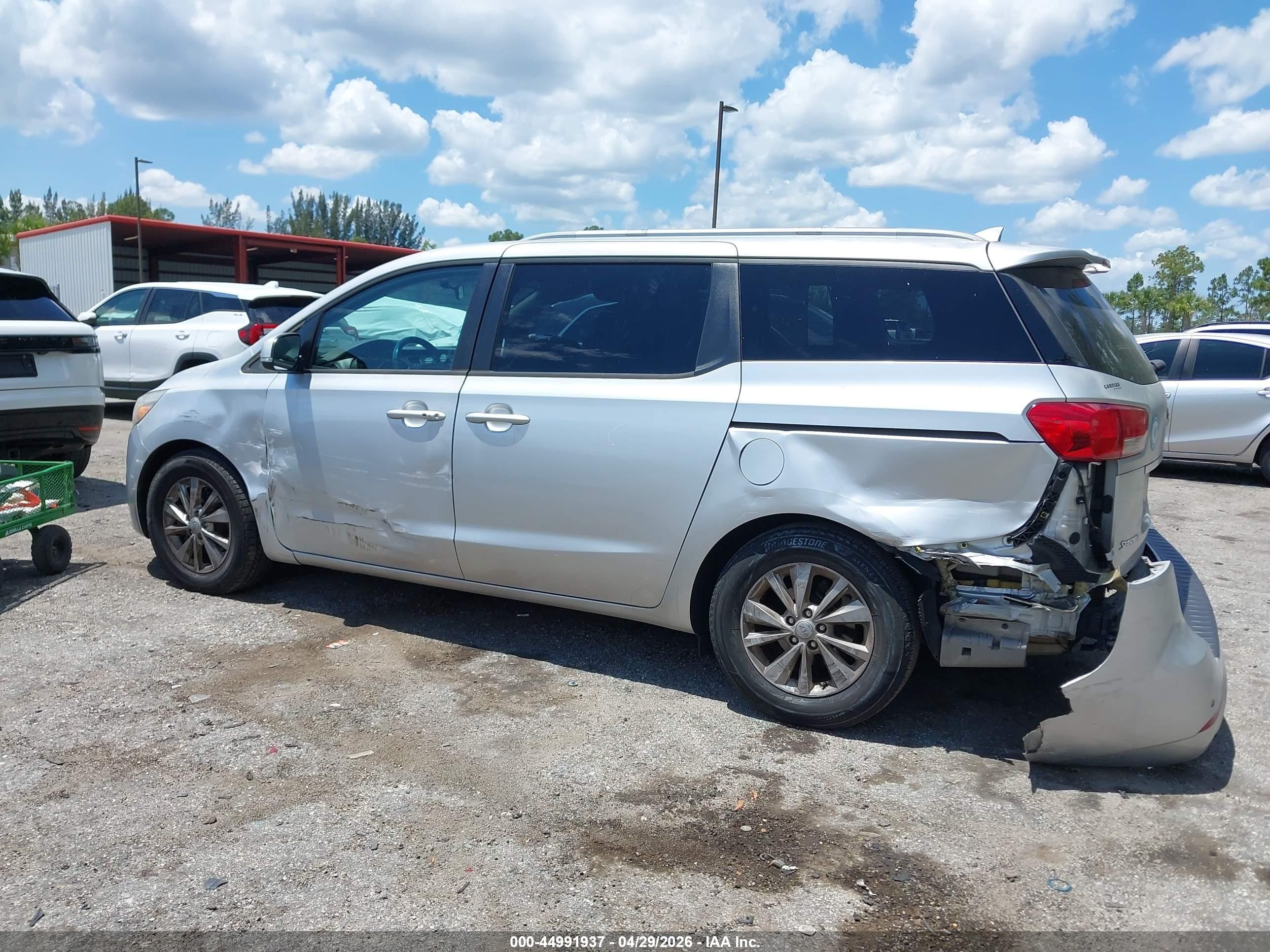 2017 Kia Sedona Lx Silver vin: KNDMB5C11H6249073