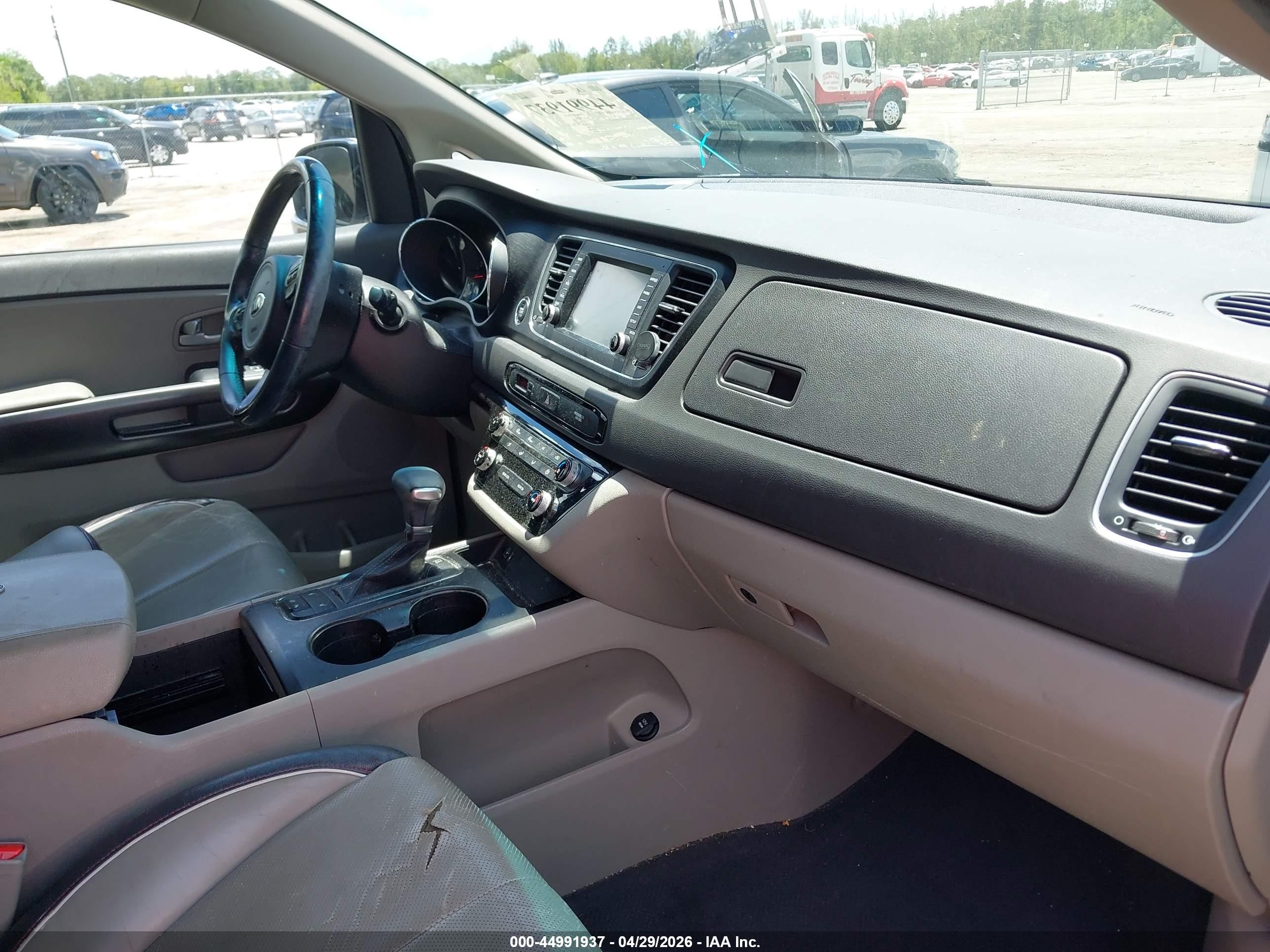 2017 Kia Sedona Lx Silver vin: KNDMB5C11H6249073