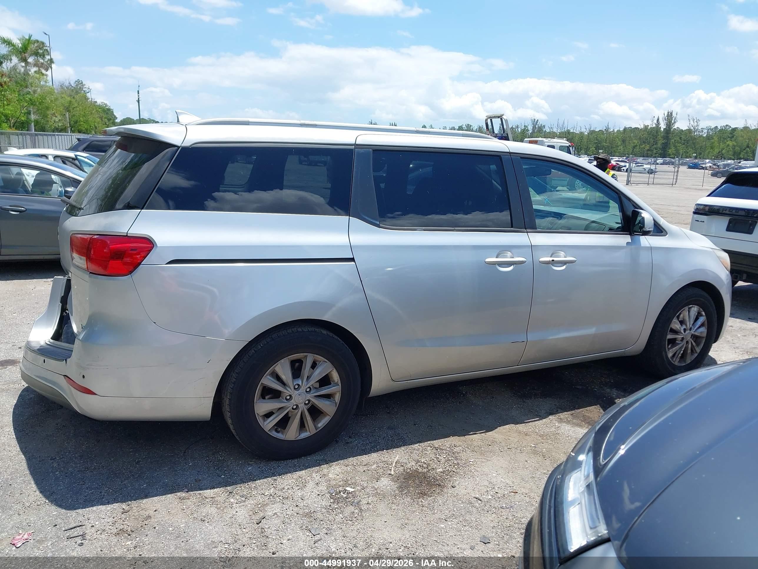 2017 Kia Sedona Lx Silver vin: KNDMB5C11H6249073