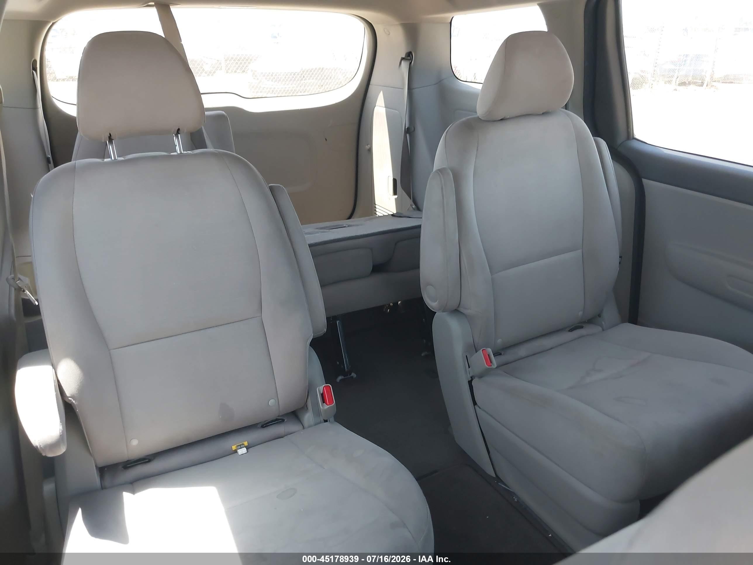 2015 Kia Sedona Lx Silver vin: KNDMB5C12F6051583