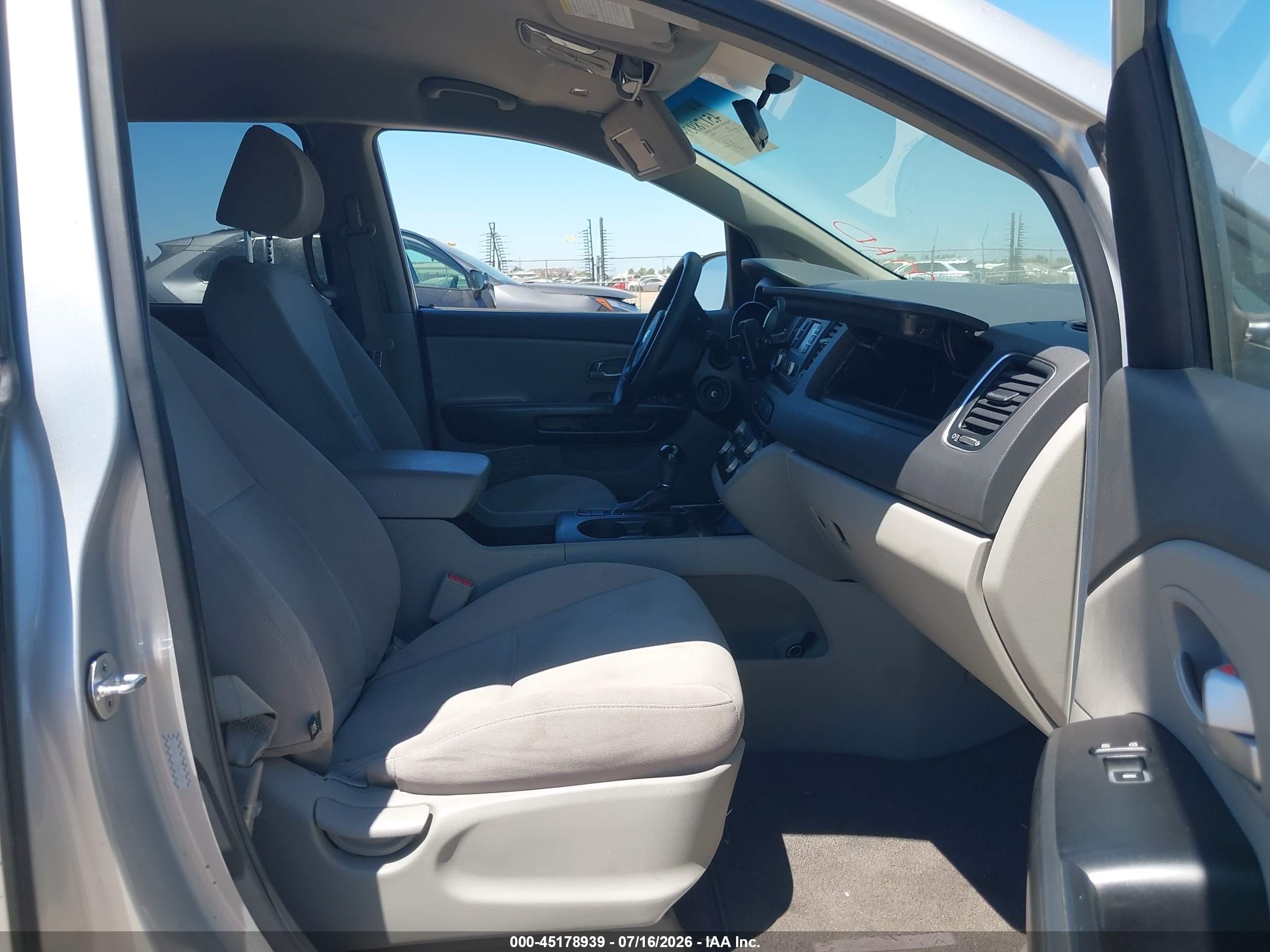 2015 Kia Sedona Lx Silver vin: KNDMB5C12F6051583