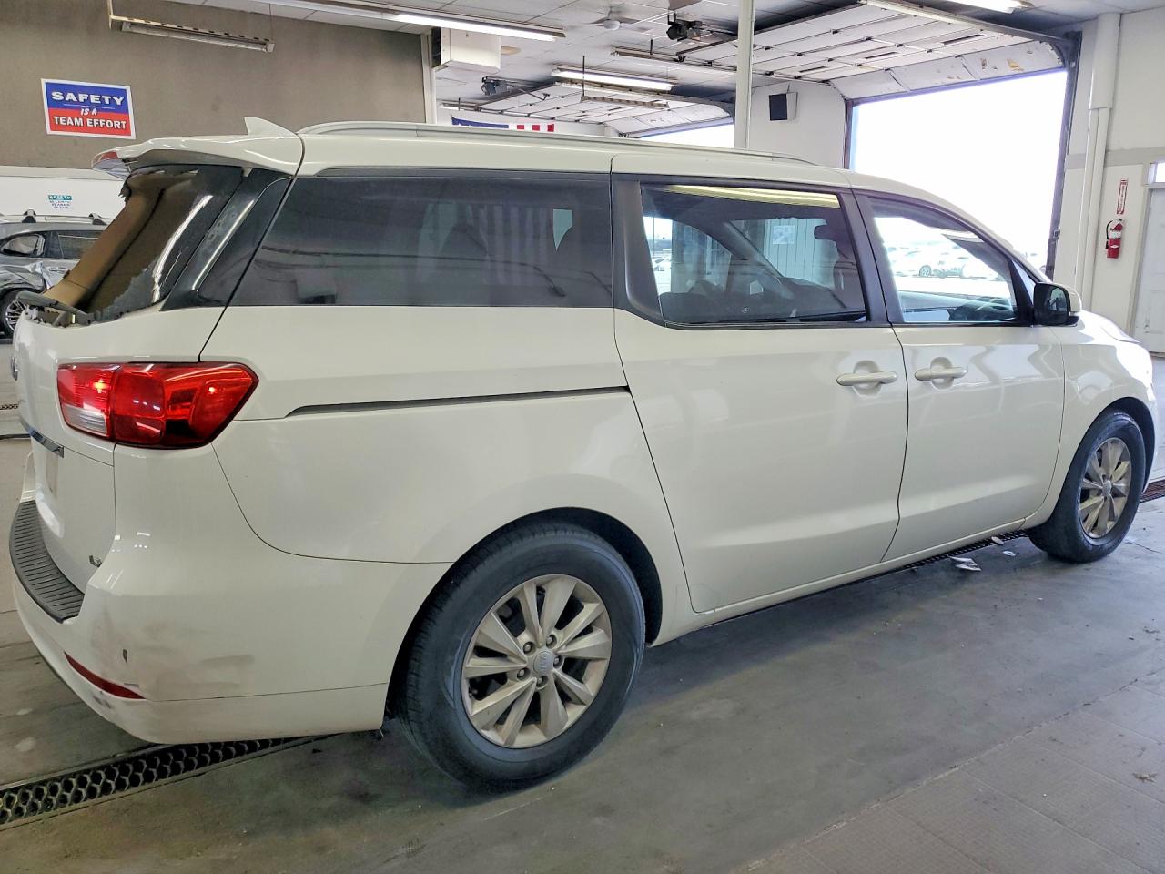 2015 Kia Sedona Lx White vin: KNDMB5C12F6058016