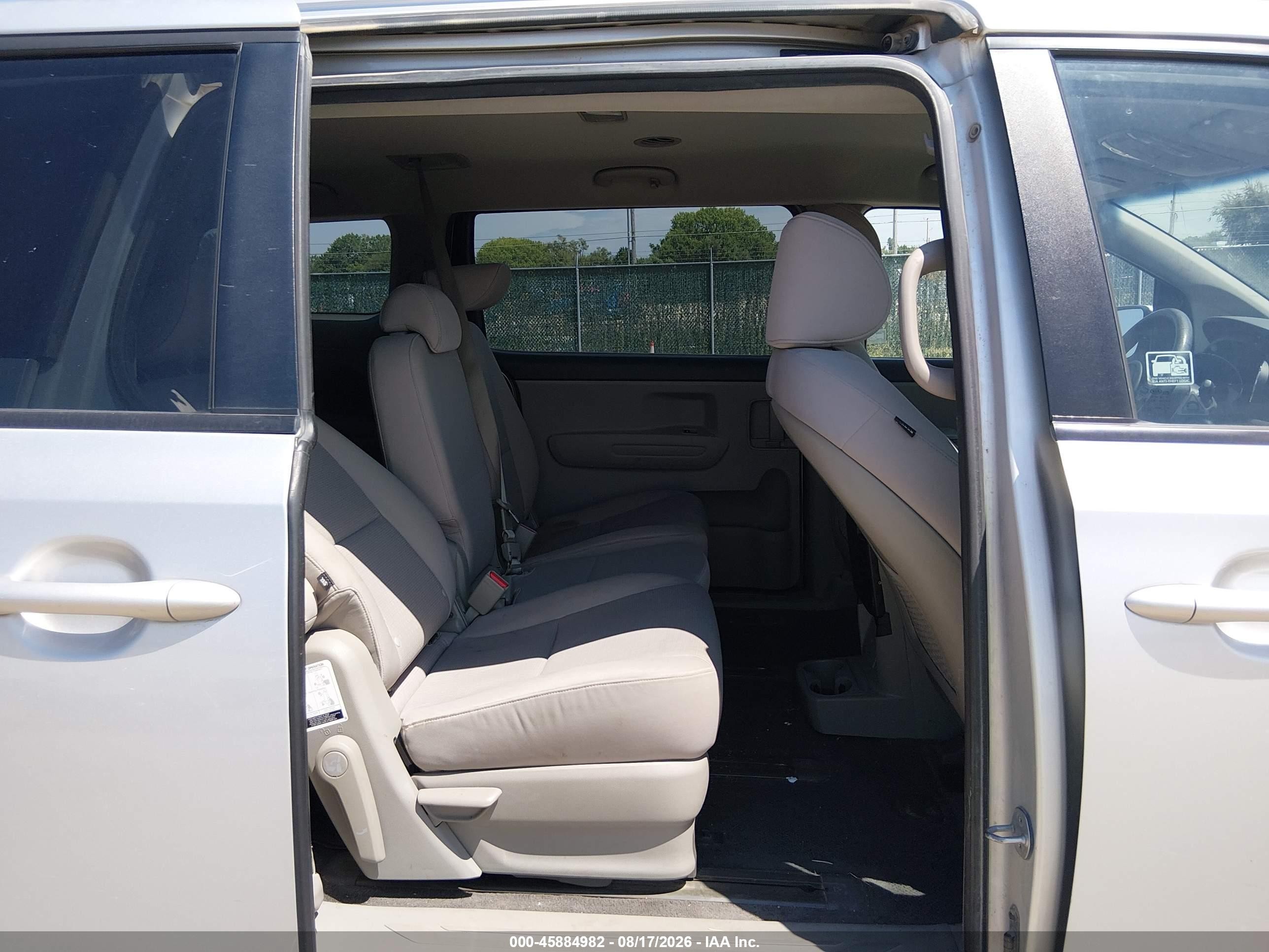 2016 Kia Sedona Lx Silver vin: KNDMB5C12G6142726