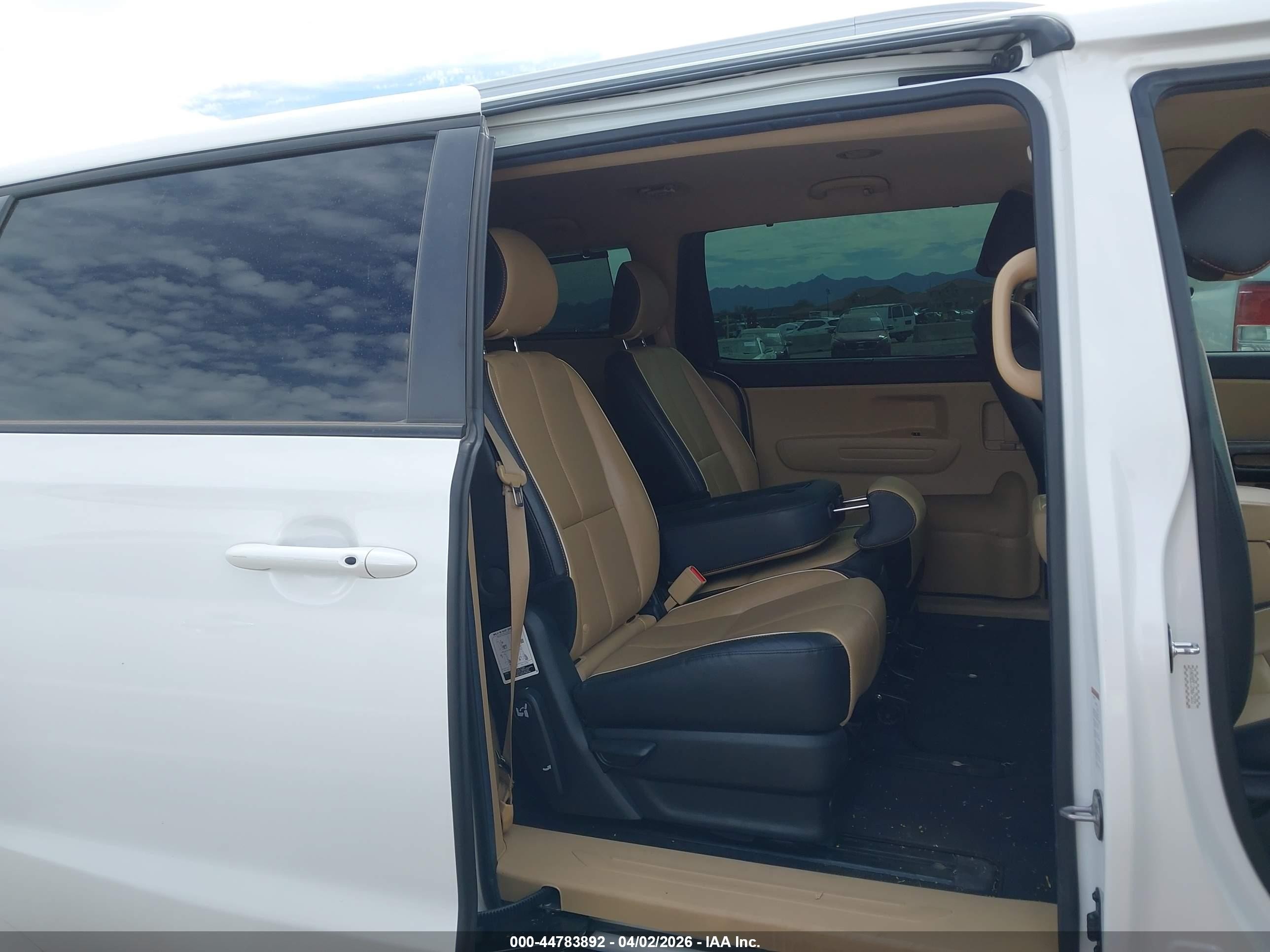 2021 Kia Sedona Ex White vin: KNDMB5C12M6675235
