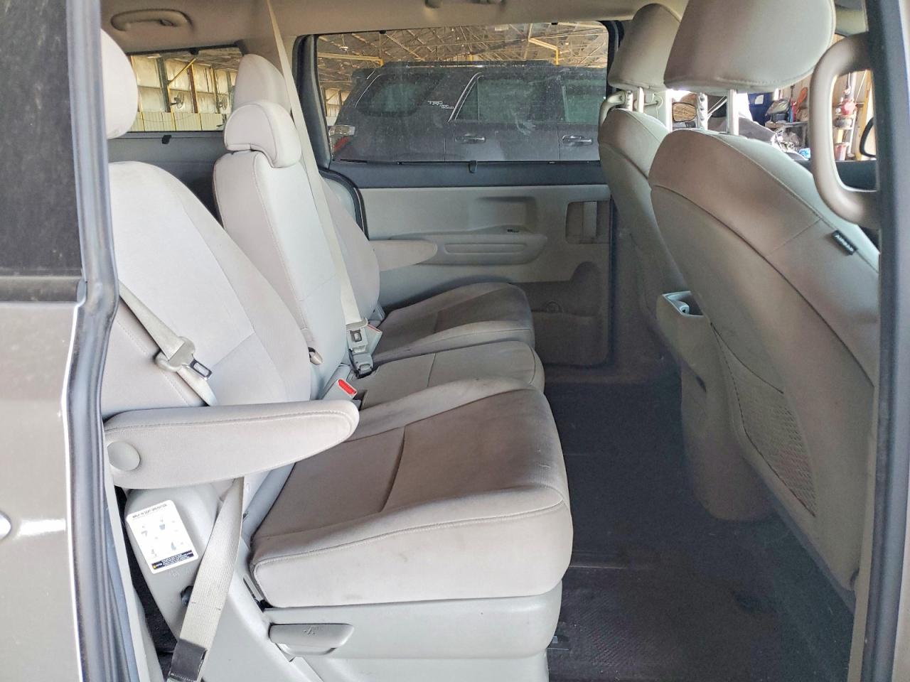 2015 Kia Sedona Lx Silver vin: KNDMB5C13F6073687