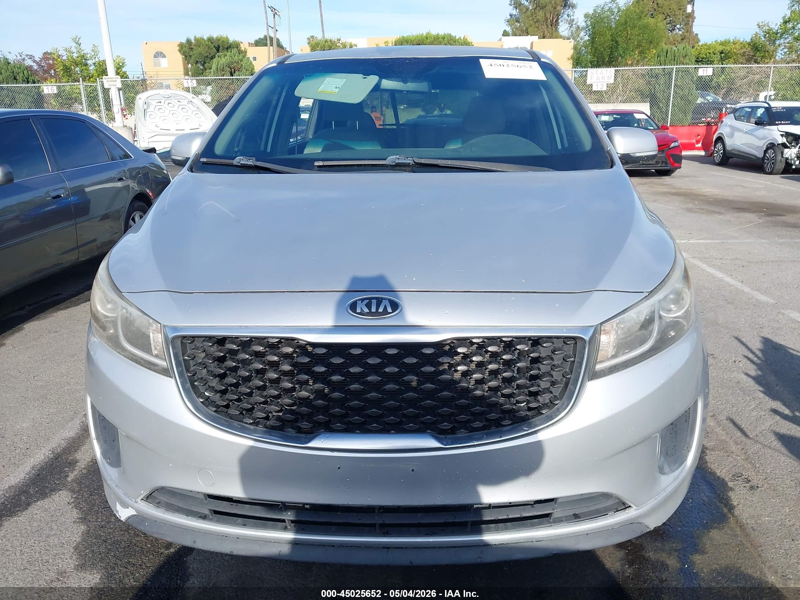 2015 Kia Sedona Lx Silver vin: KNDMB5C14F6076100