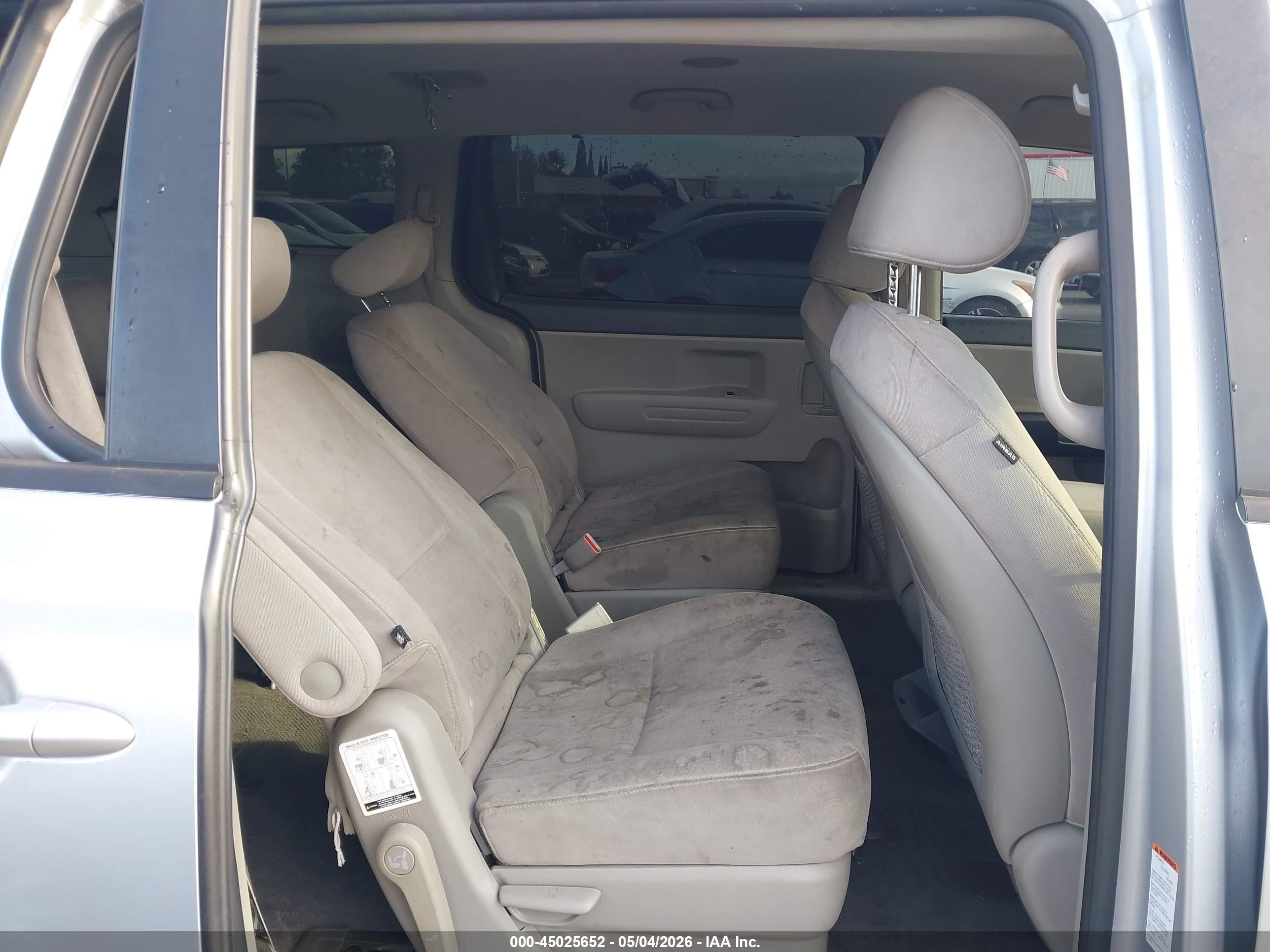 2015 Kia Sedona Lx Silver vin: KNDMB5C14F6076100