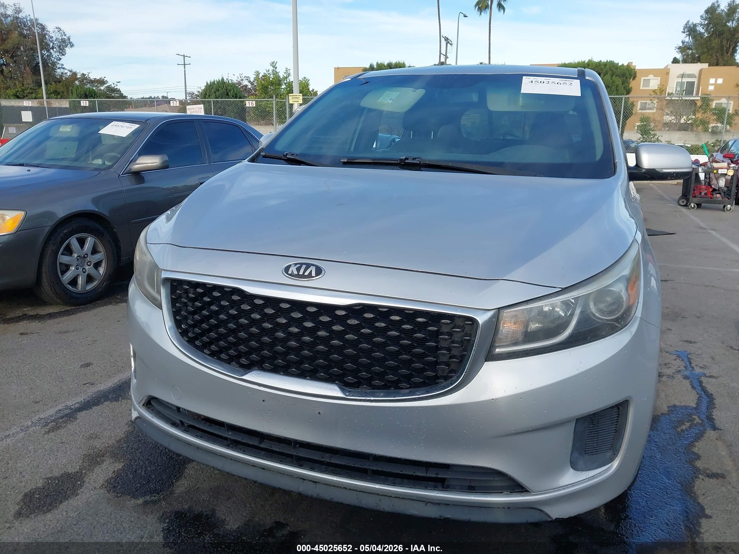 2015 Kia Sedona Lx Silver vin: KNDMB5C14F6076100