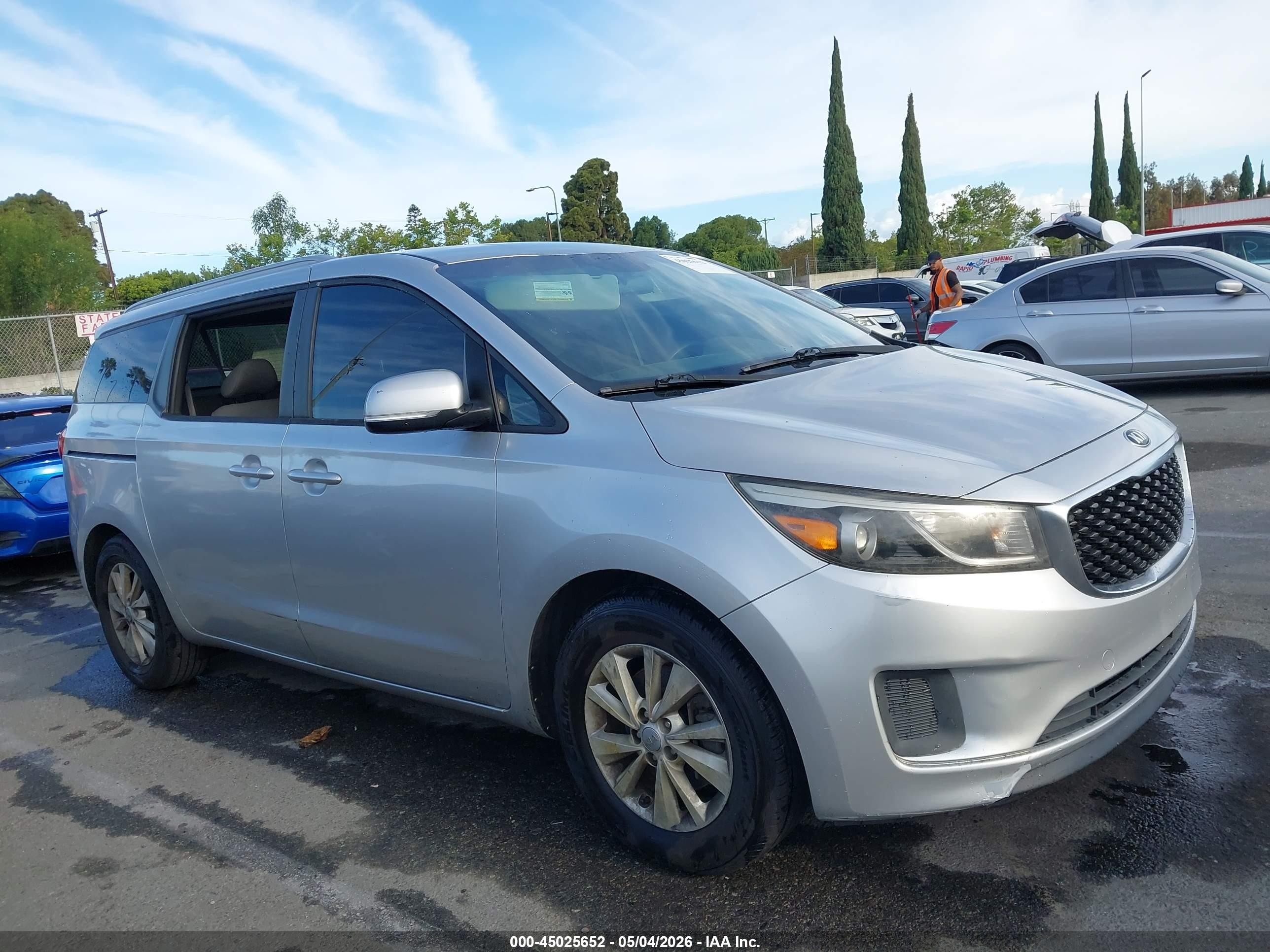 2015 Kia Sedona Lx Silver vin: KNDMB5C14F6076100