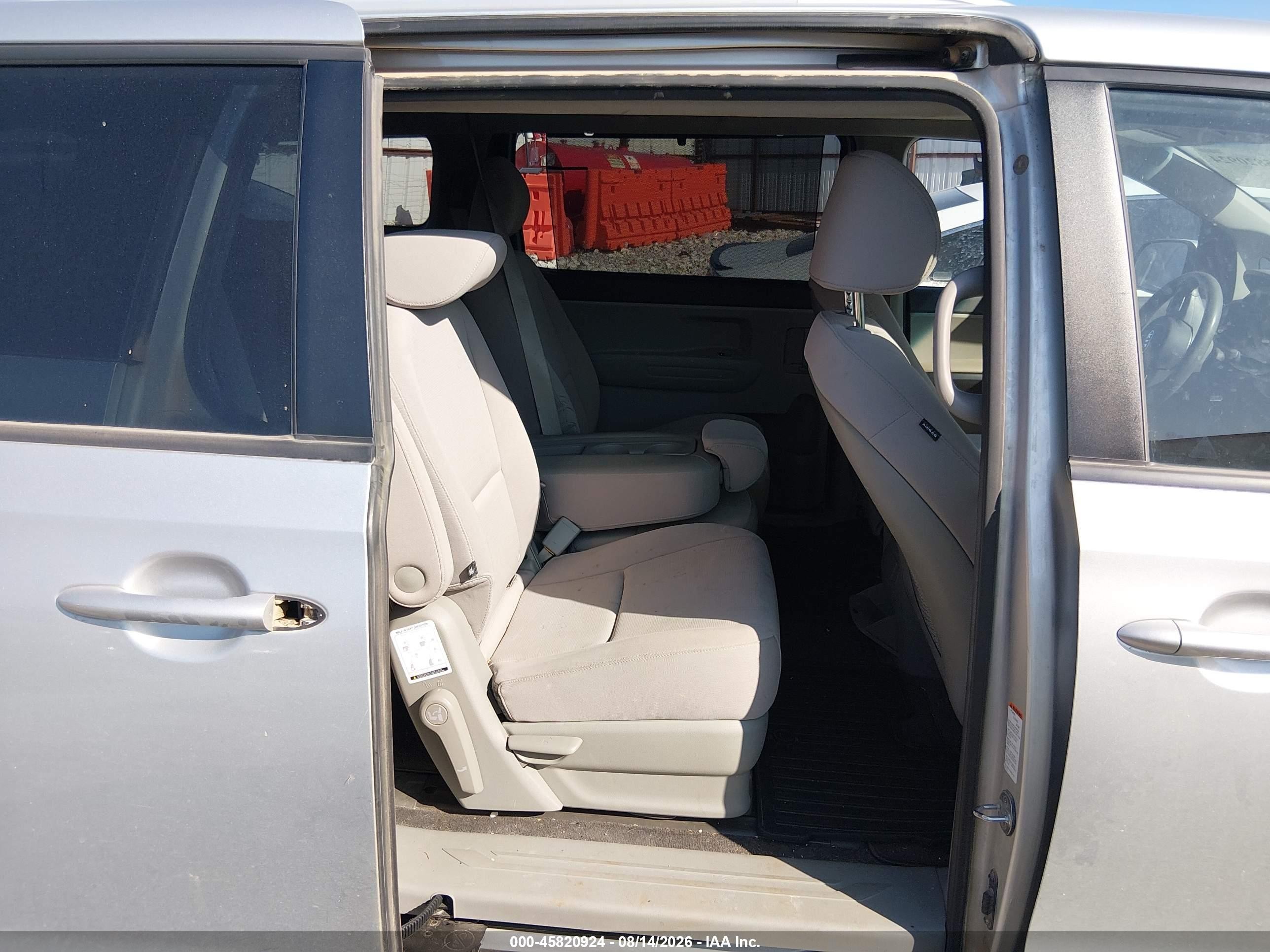 2015 Kia Sedona Lx Серебряный vin: KNDMB5C19F6048471