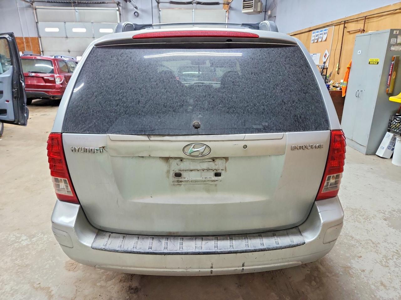 2007 Hyundai Entourage Gls Silver vin: KNDMC233076039995