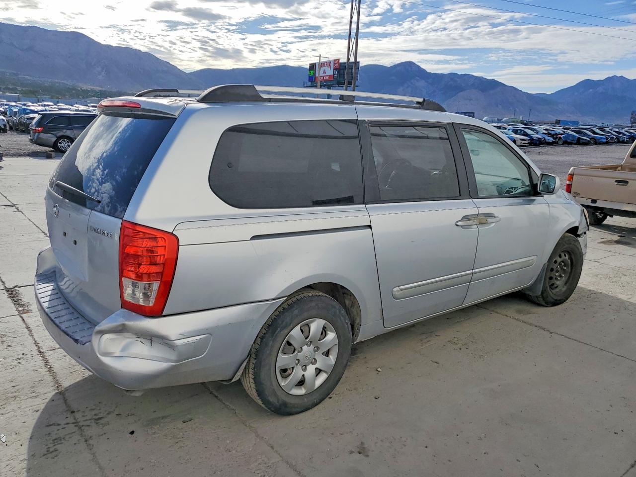 2008 Hyundai Entourage Silver vin: KNDMC233086046754