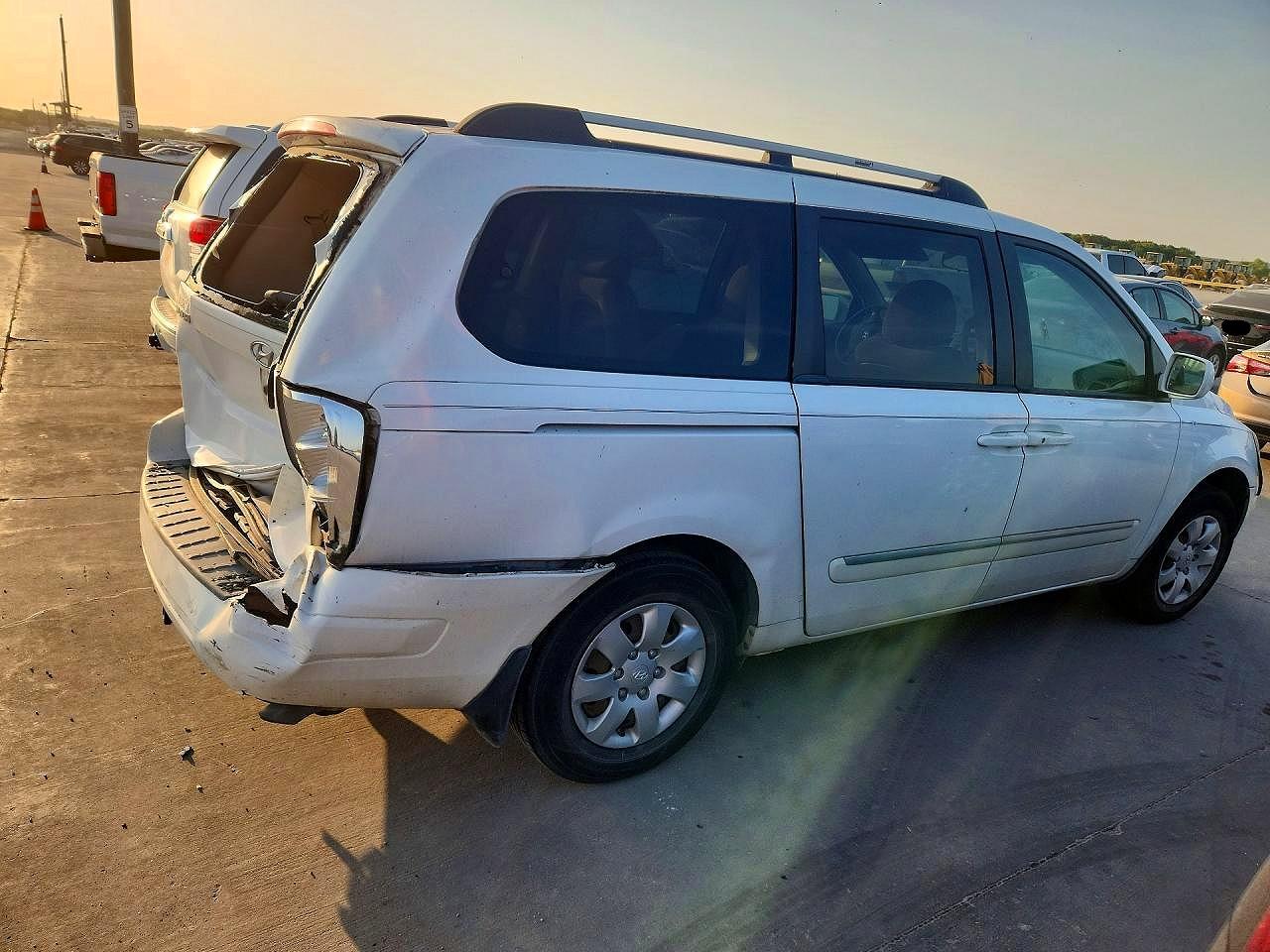 2008 Hyundai Entourage Gls White vin: KNDMC233186053177