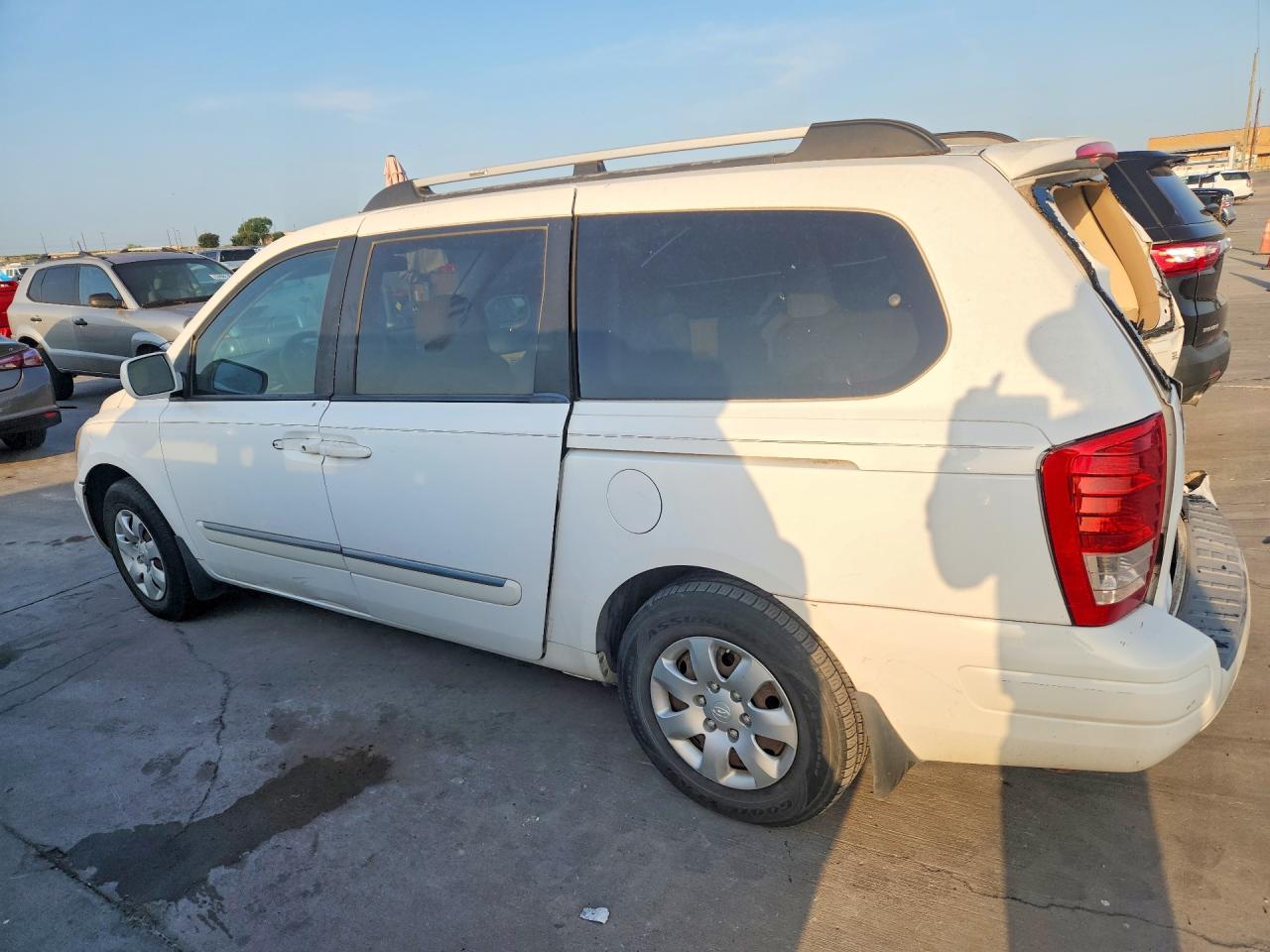 2008 Hyundai Entourage Gls White vin: KNDMC233186053177
