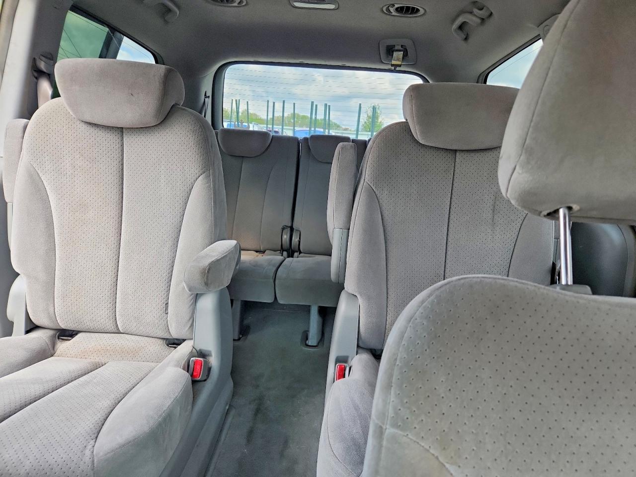 2007 Hyundai Entourage Gls Silver vin: KNDMC233276043059