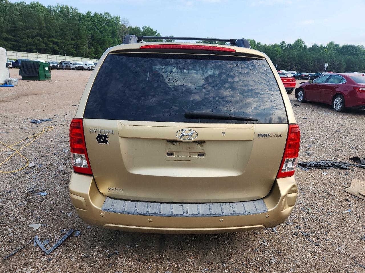 2008 Hyundai Entourage Gls Gold vin: KNDMC233386056193