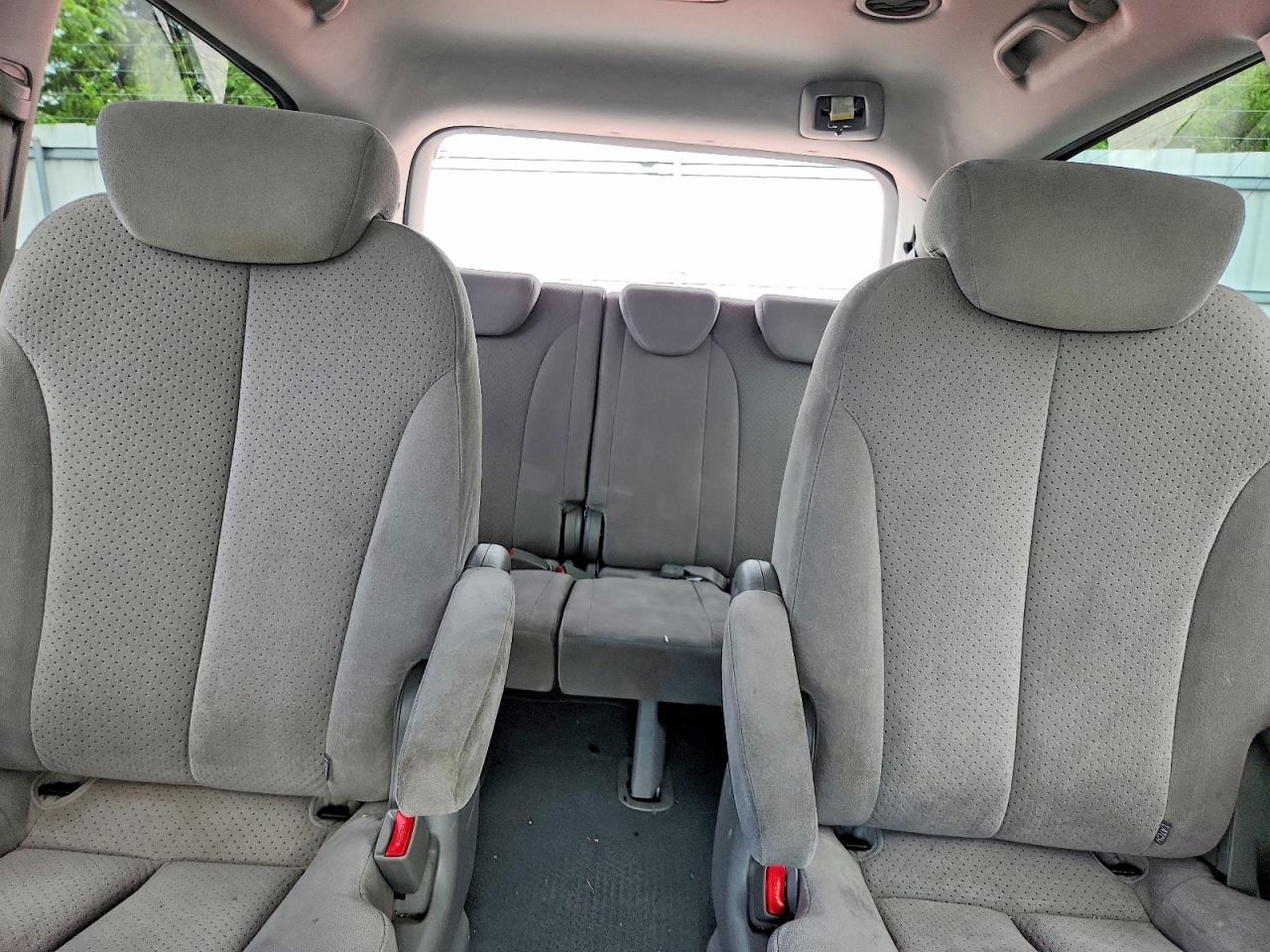 2008 Hyundai Entourage Gls Silver vin: KNDMC233986046557