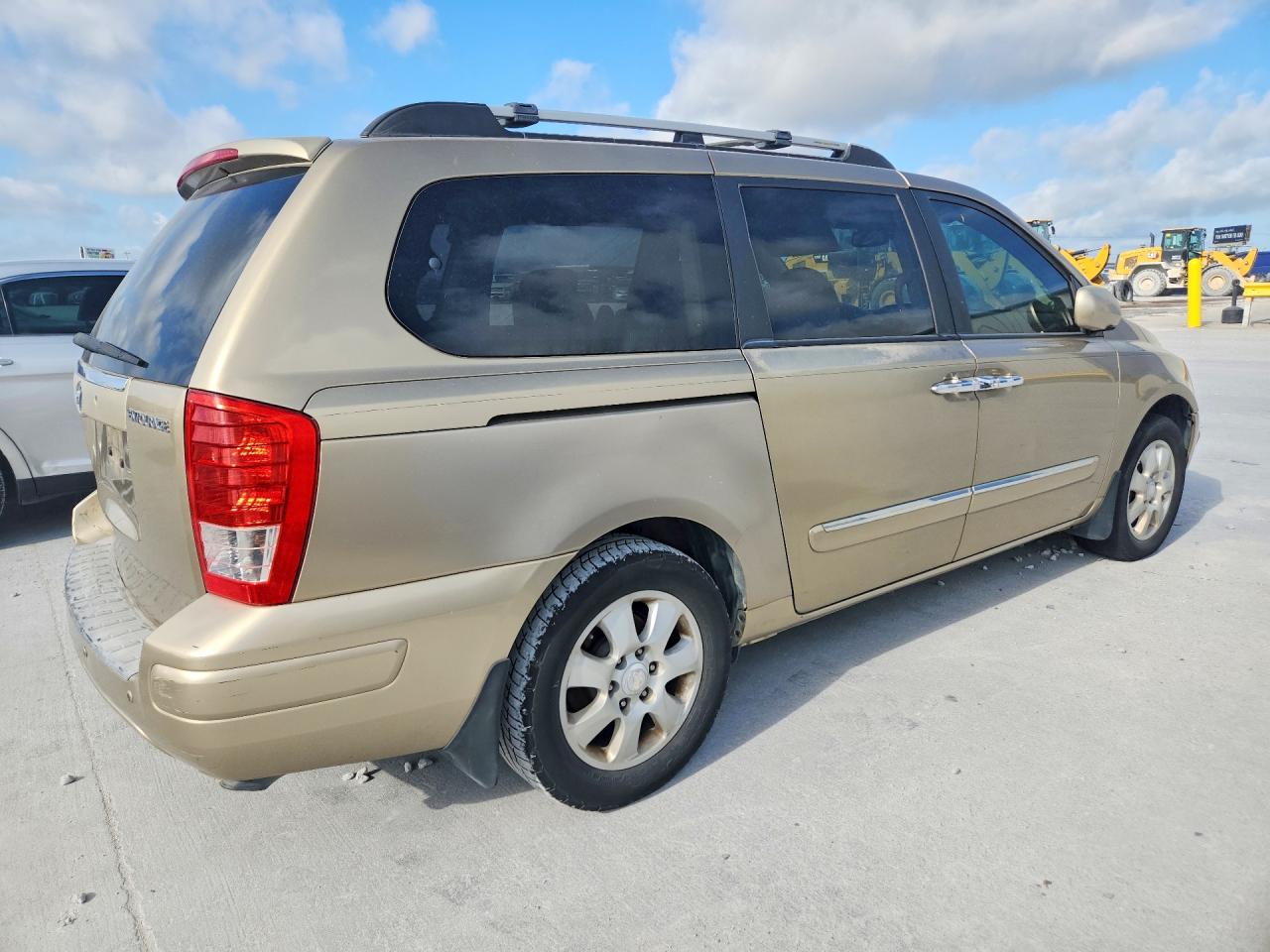 2007 Hyundai Entourage Gls Gold vin: KNDMC233X76023707