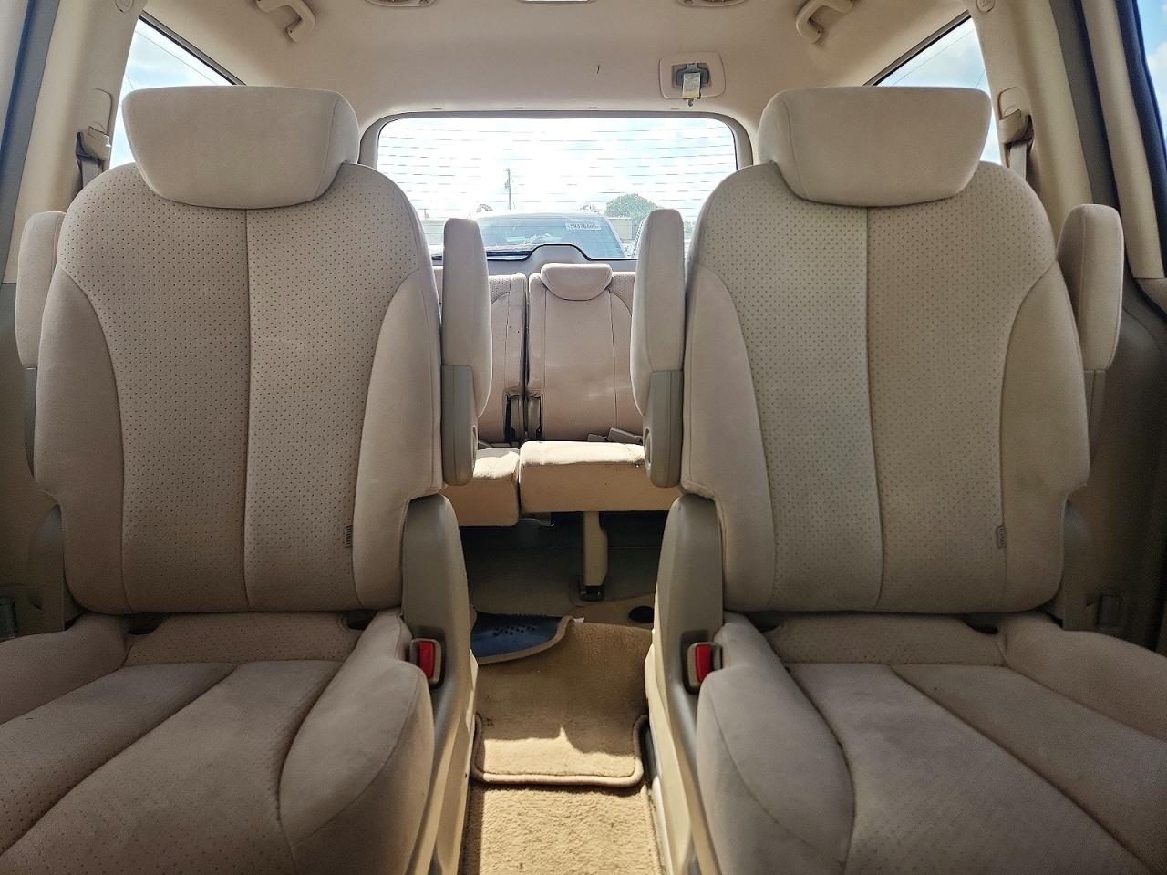 2007 Hyundai Entourage Gls Gold vin: KNDMC233X76023707