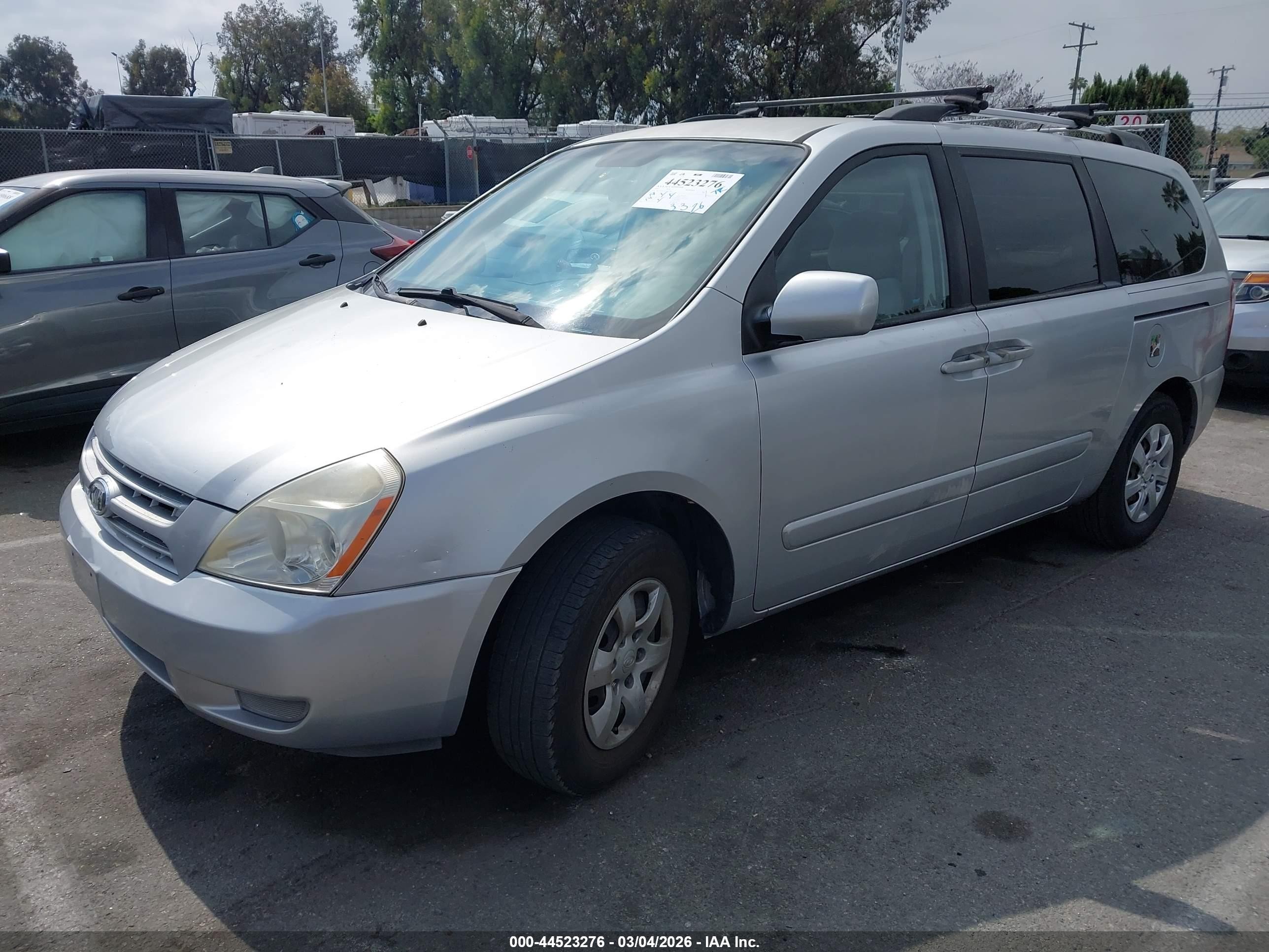 2010 Kia Sedona Lx Серебряный vin: KNDMG4C34A6332581