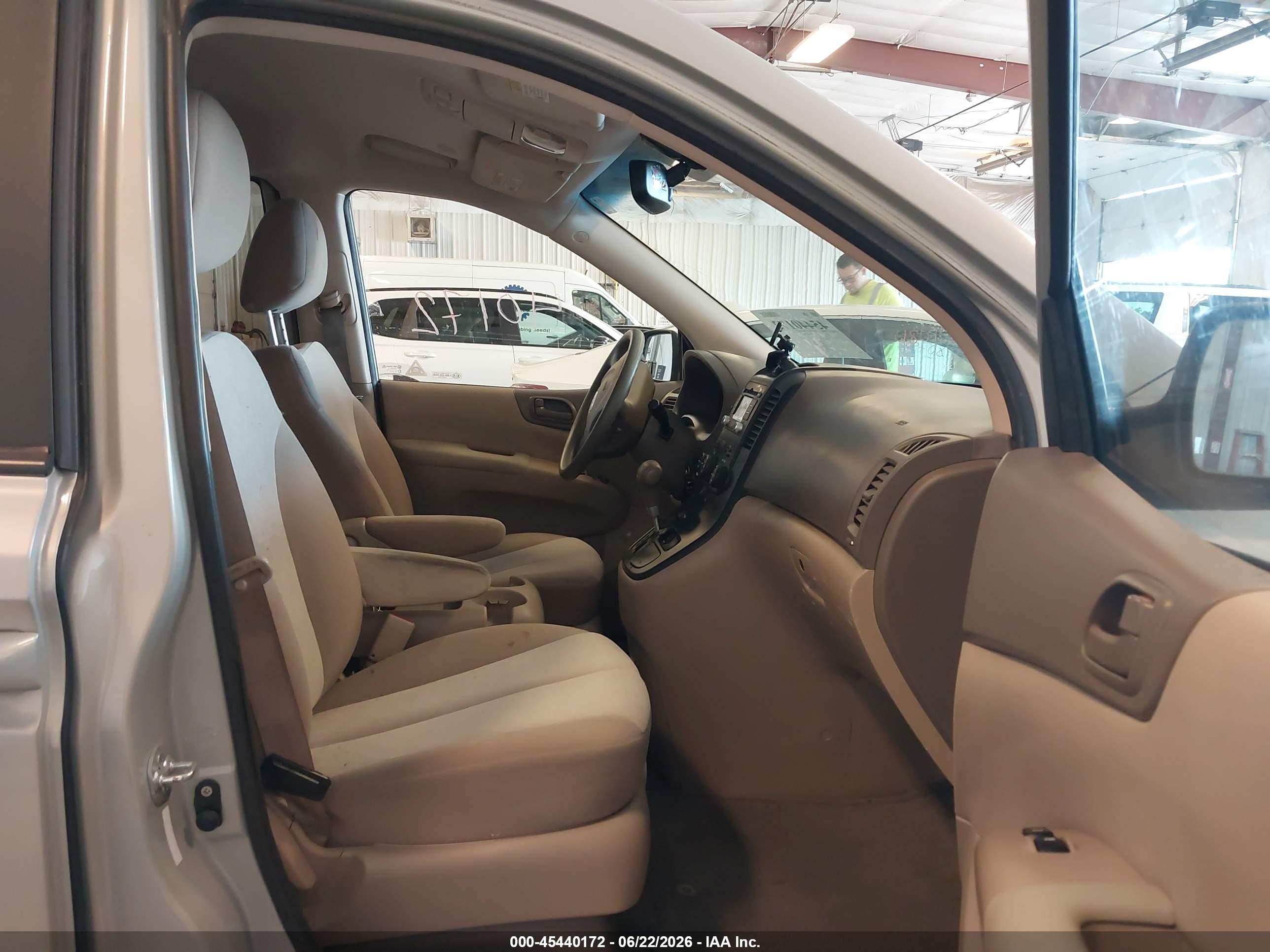 2012 Kia Sedona Lx Silver vin: KNDMG4C71C6478099
