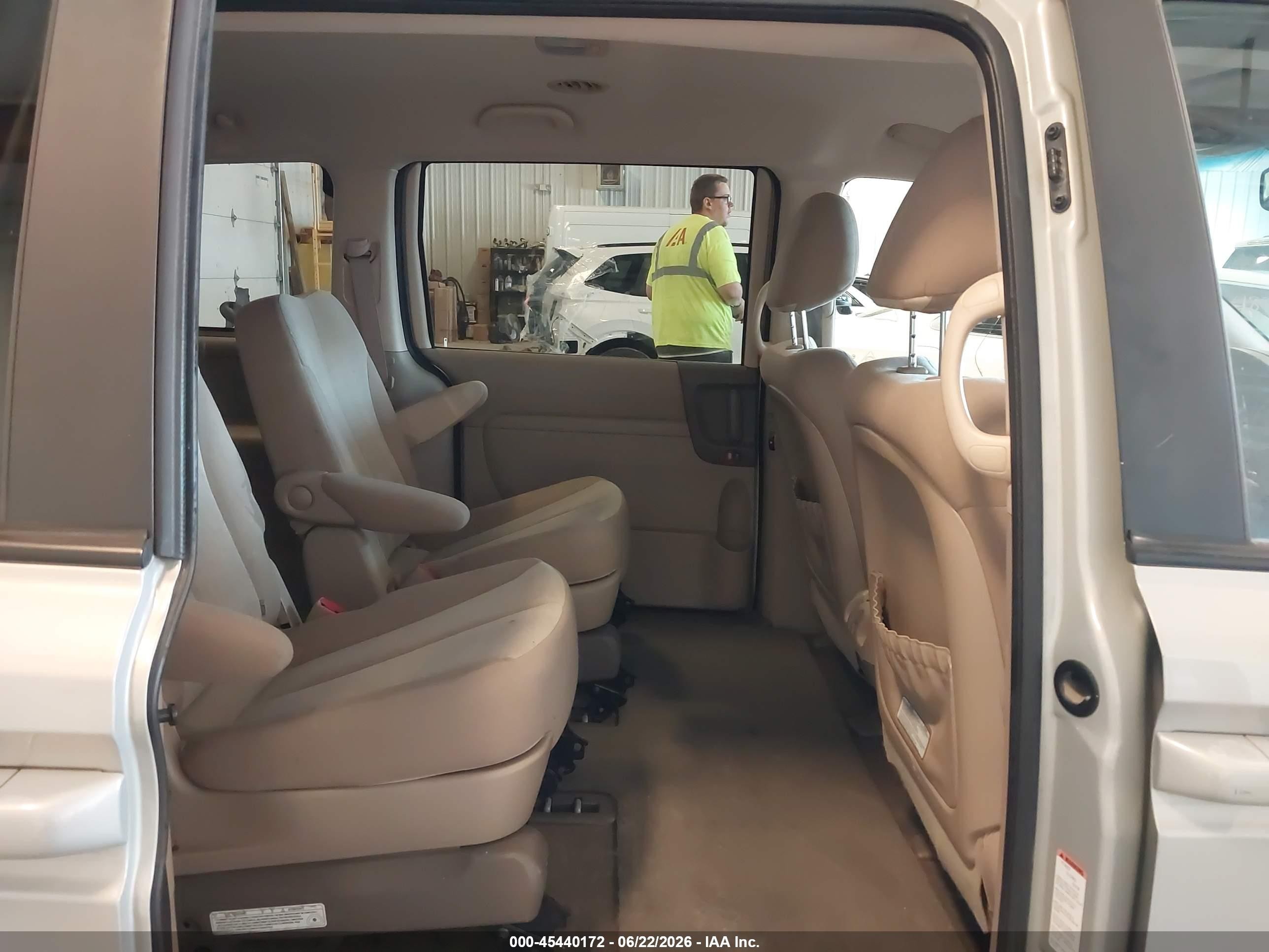 2012 Kia Sedona Lx Silver vin: KNDMG4C71C6478099