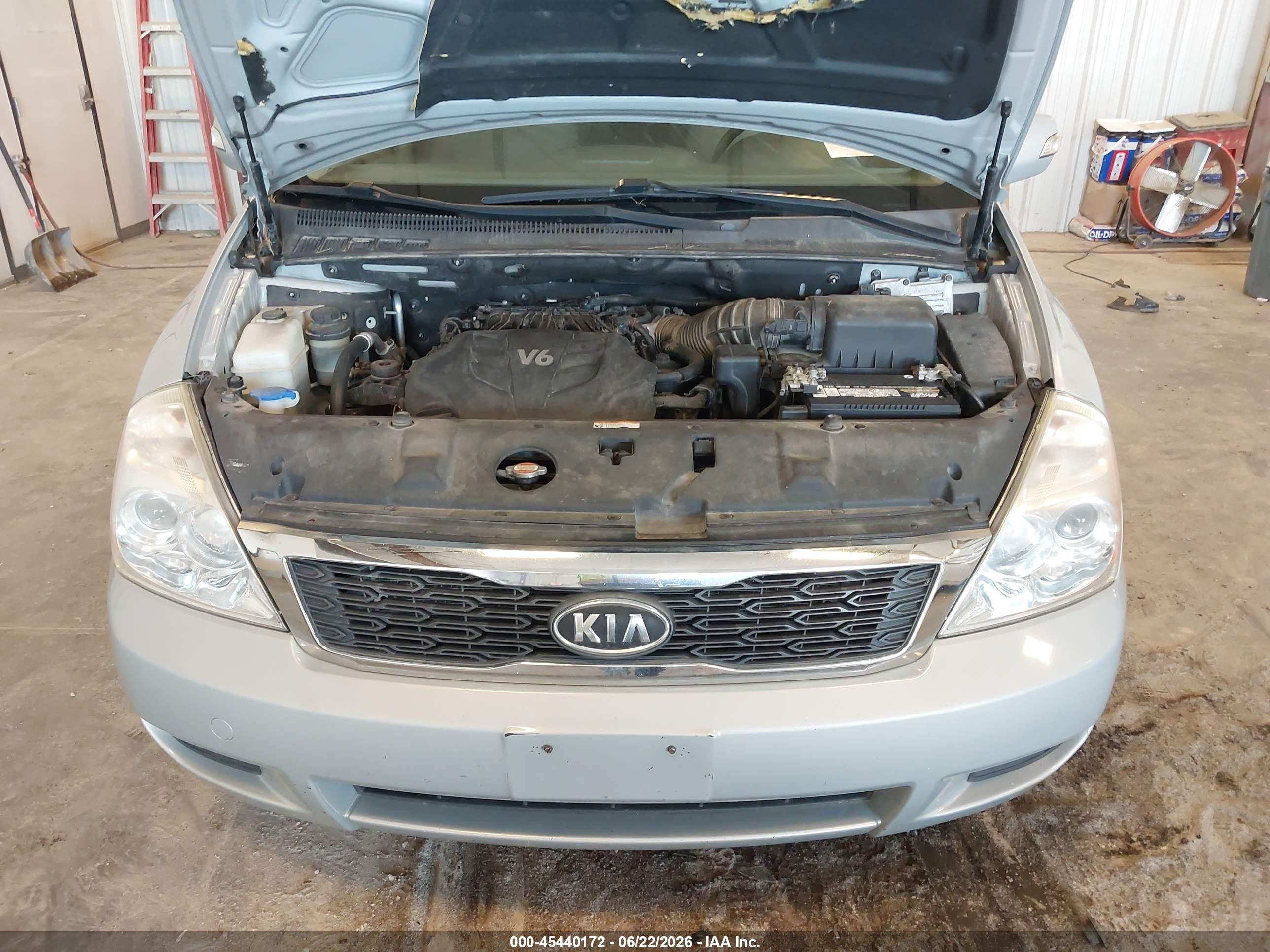 2012 Kia Sedona Lx Silver vin: KNDMG4C71C6478099