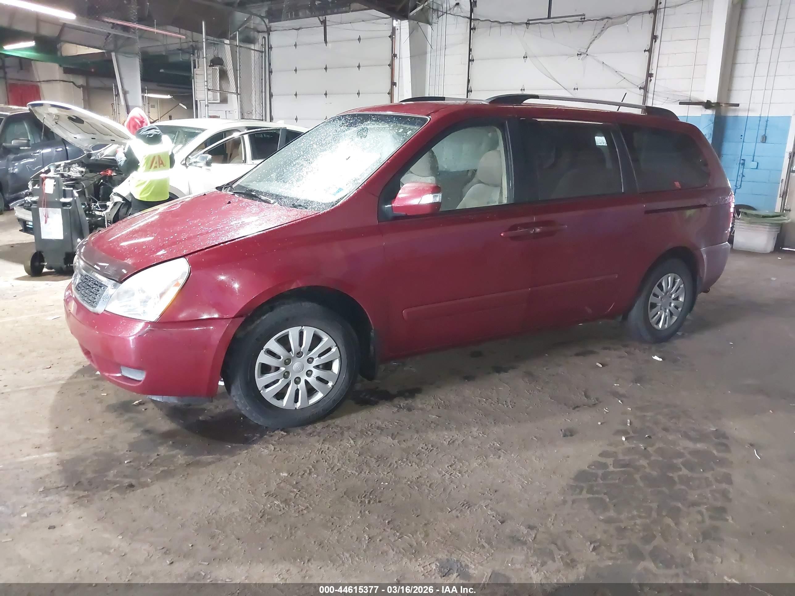 2011 Kia Sedona Lx Red vin: KNDMG4C72B6368595