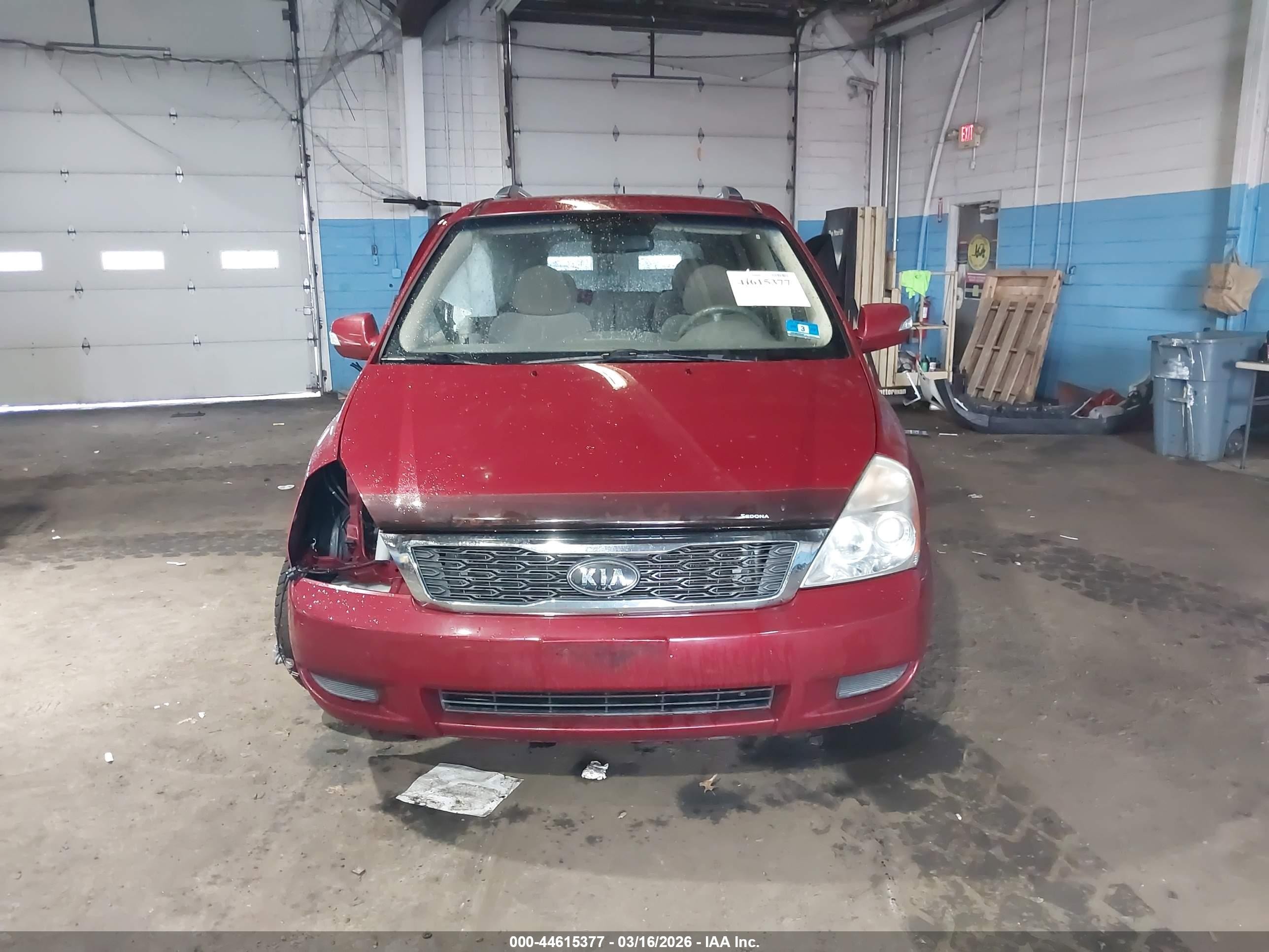 2011 Kia Sedona Lx Red vin: KNDMG4C72B6368595