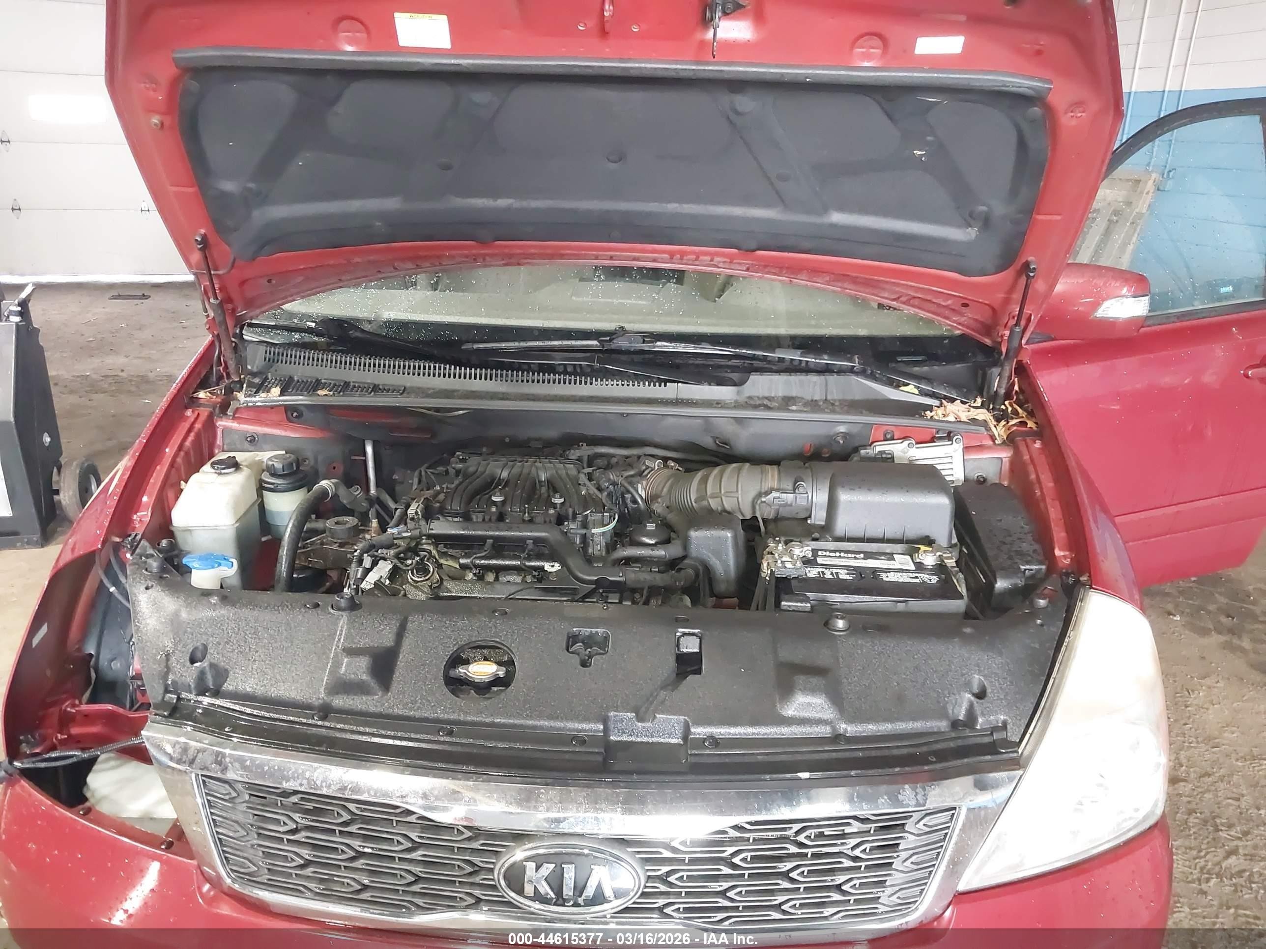 2011 Kia Sedona Lx Red vin: KNDMG4C72B6368595